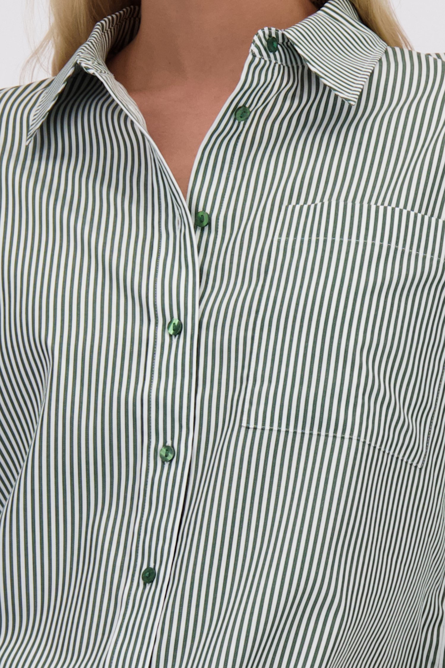 Detail van Witte blouse met donkergroen gestreept motief  door Liberty Island voor Dames