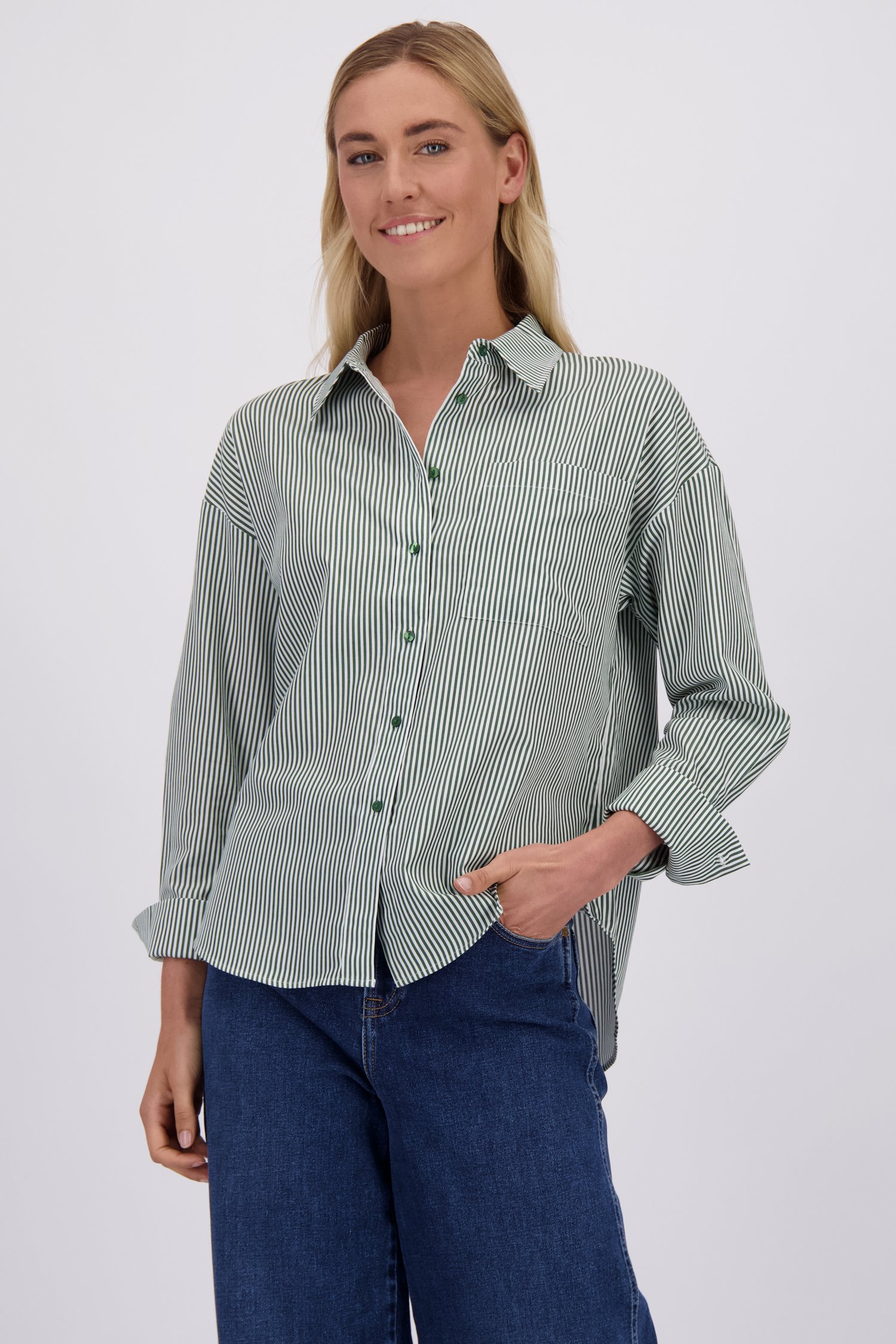 Voorkant van Witte blouse met donkergroen gestreept motief  door Liberty Island voor Dames