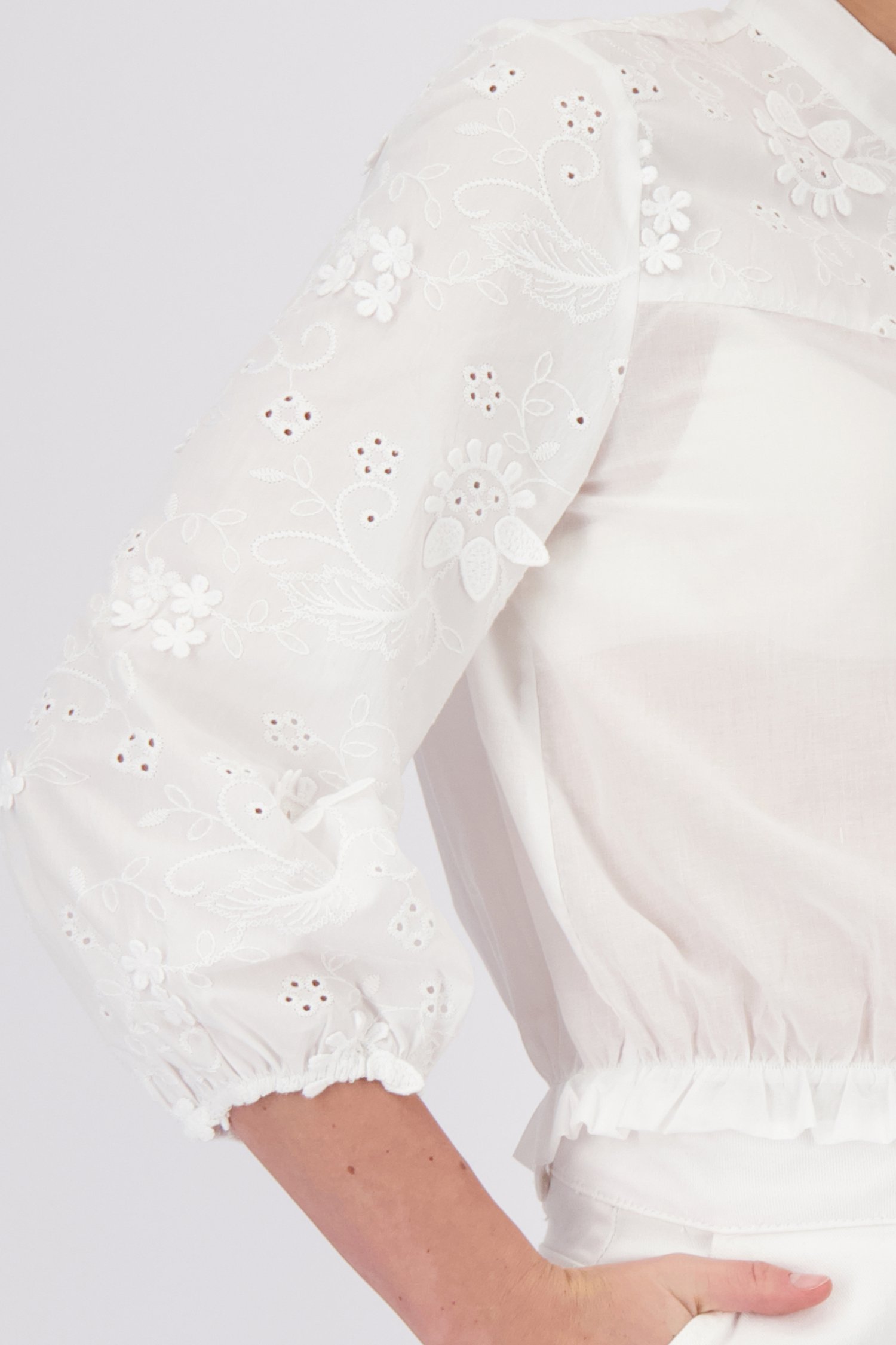Witte blouse met geborduurd bloemenmotief van More & More voor Dames