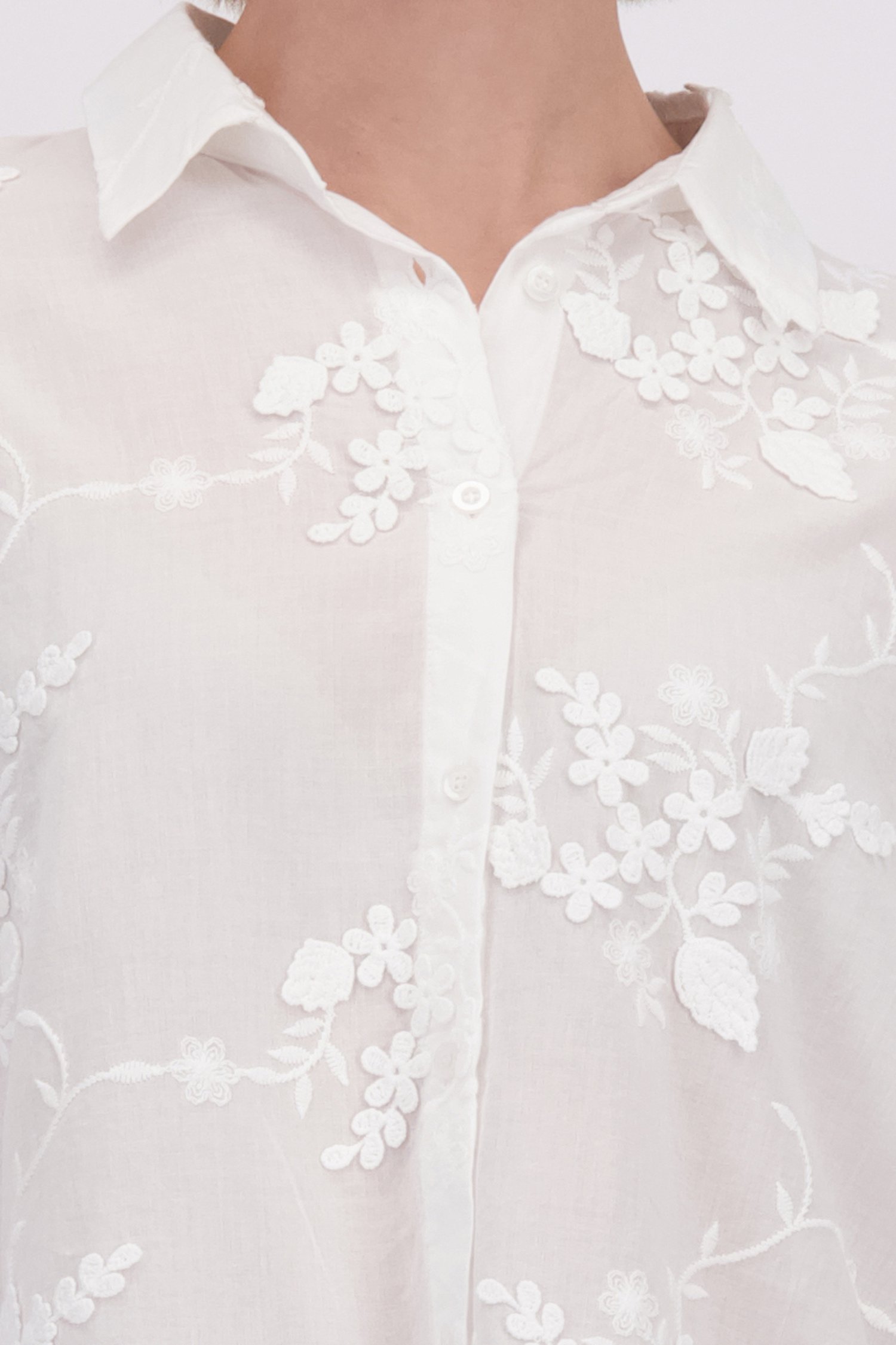 Detail van Witte blouse met geborduurde bloemen door More & More voor Dames