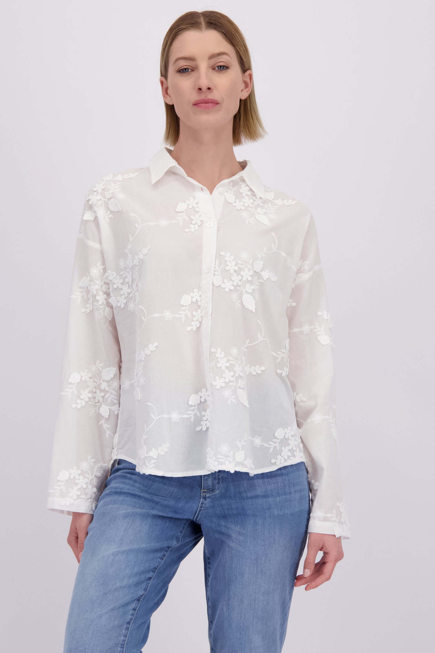 Voorkant van Witte blouse met geborduurde bloemen door More & More voor Dames