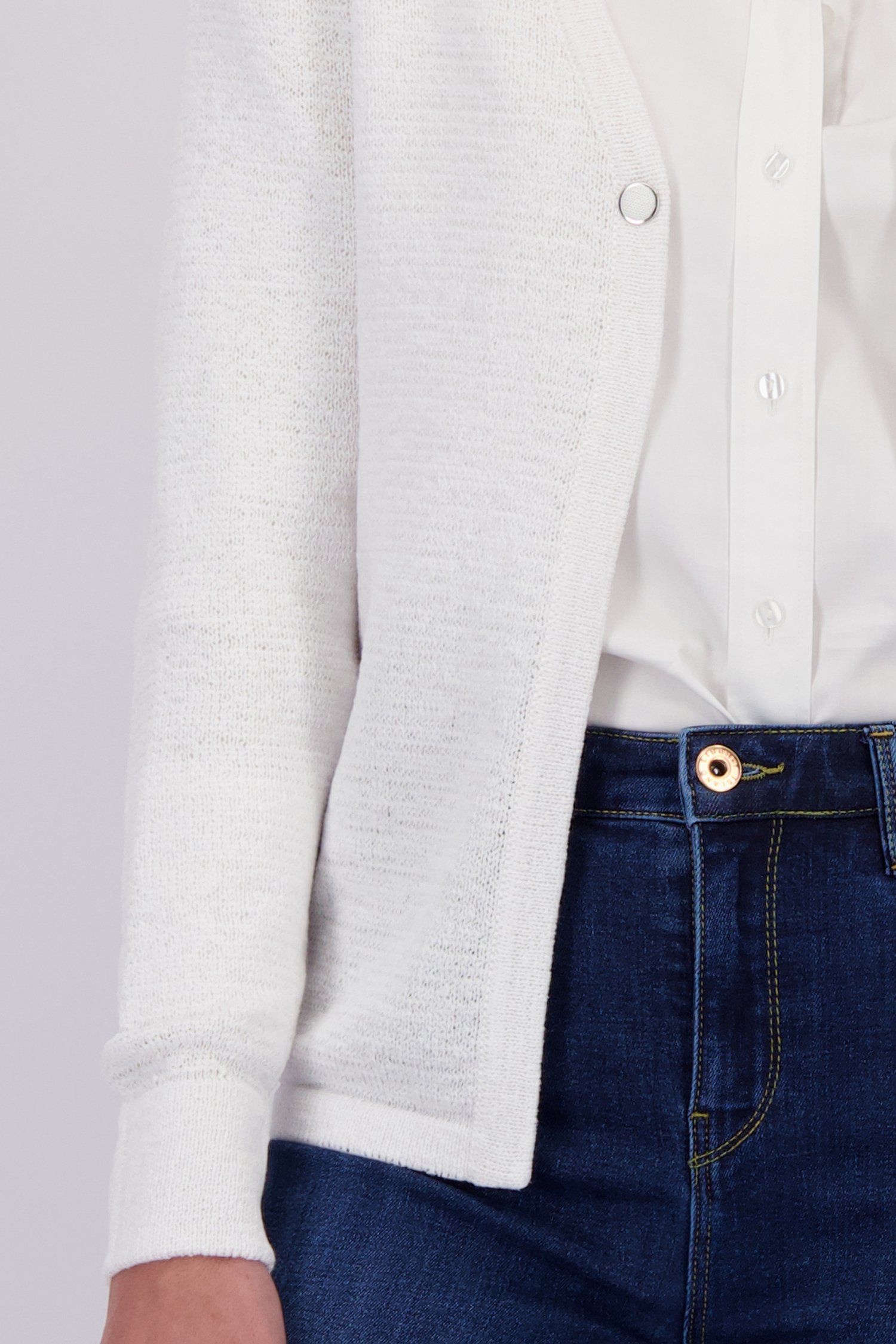 Detail van Witte gebreide cardigan met één knoop door Claude Arielle voor Dames