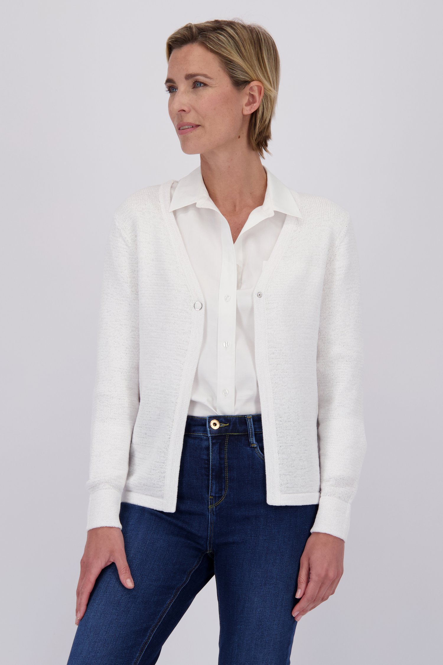 Voorkant van Witte gebreide cardigan met één knoop door Claude Arielle voor Dames