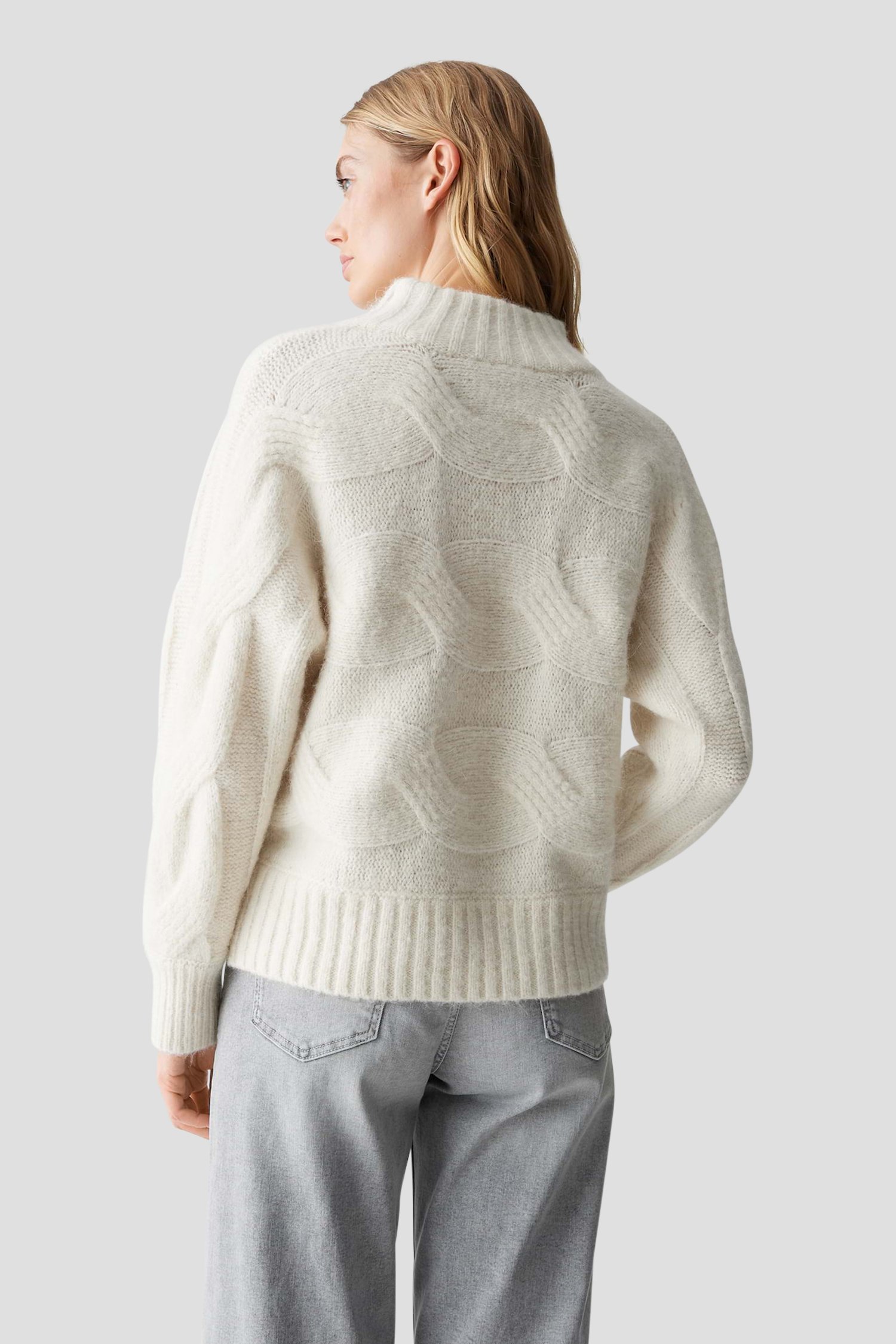 Achterkant van Witte gebreide trui met kabelmotief door Opus voor Dames