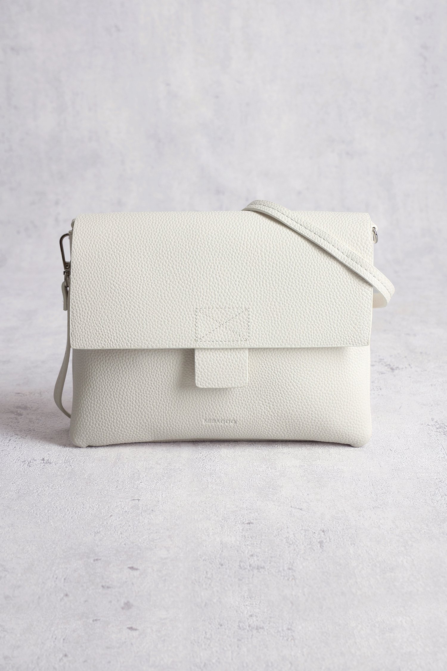 Voorkant van Witte handtas met lederlook door Liberty Island voor Dames