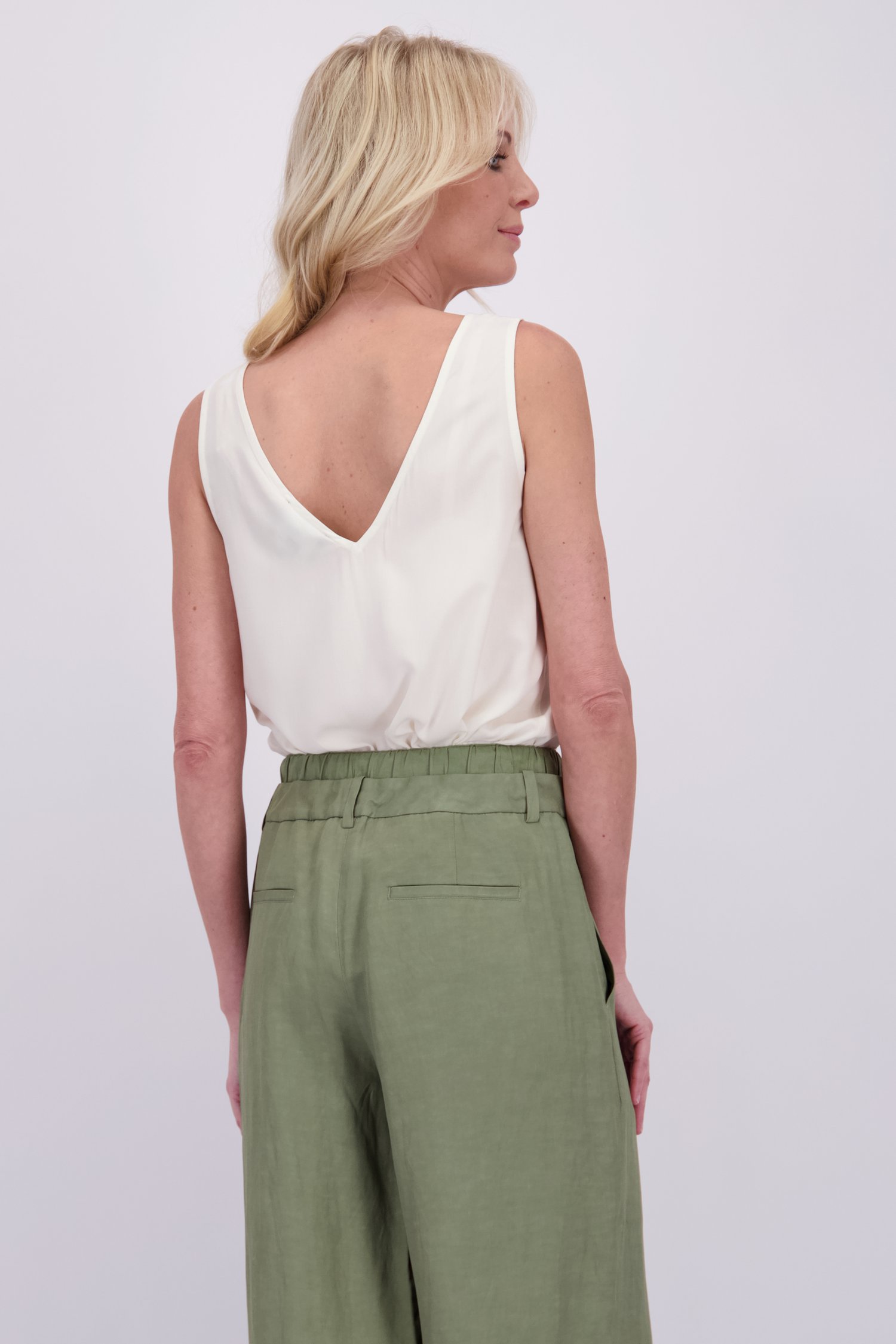 Achterkant van Witte top met dubbele V-hals door AC by Annelien Coorevits voor Dames