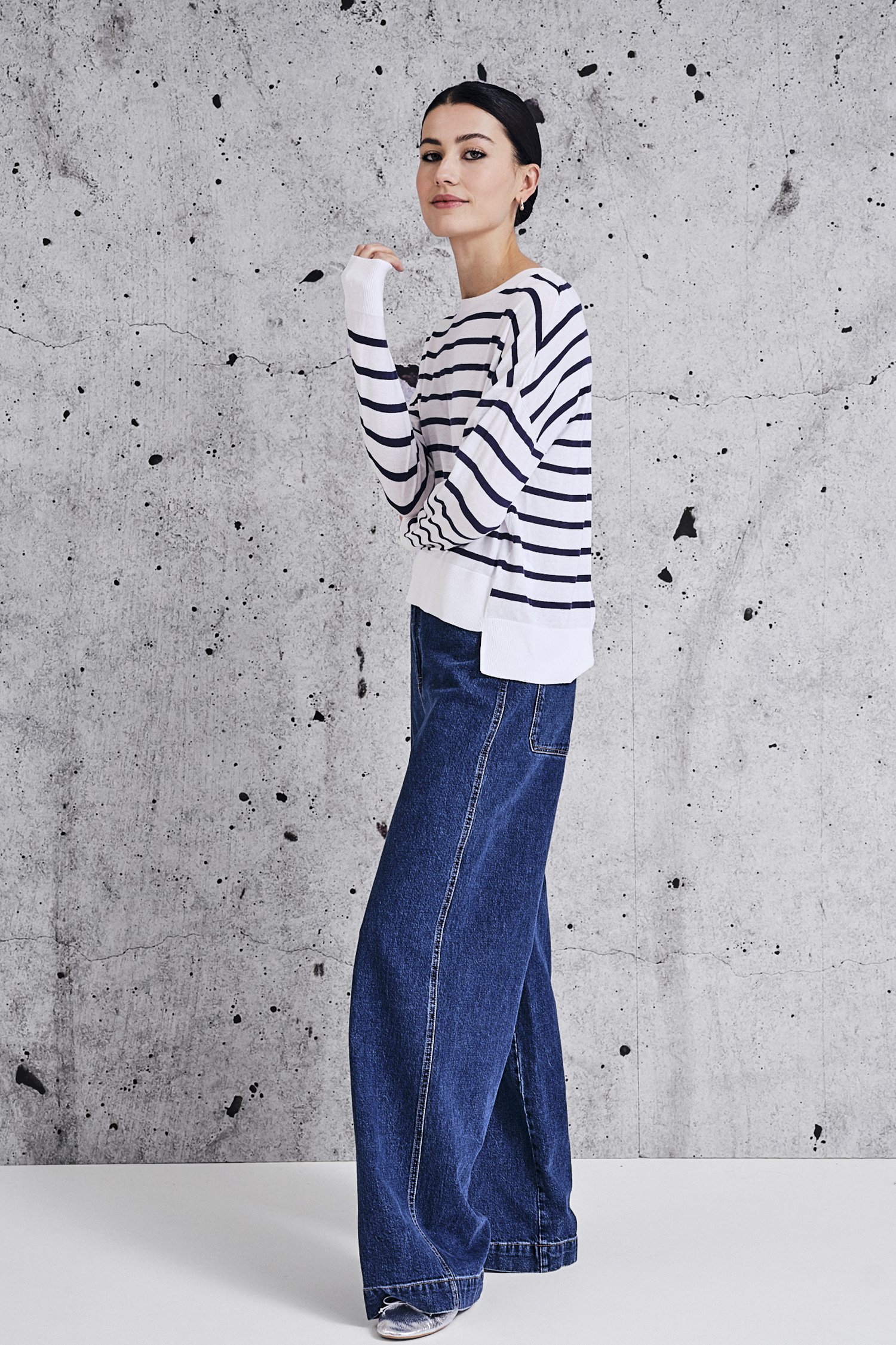 Voorkant van Witte trui met Bretonse streep door Louise voor Dames