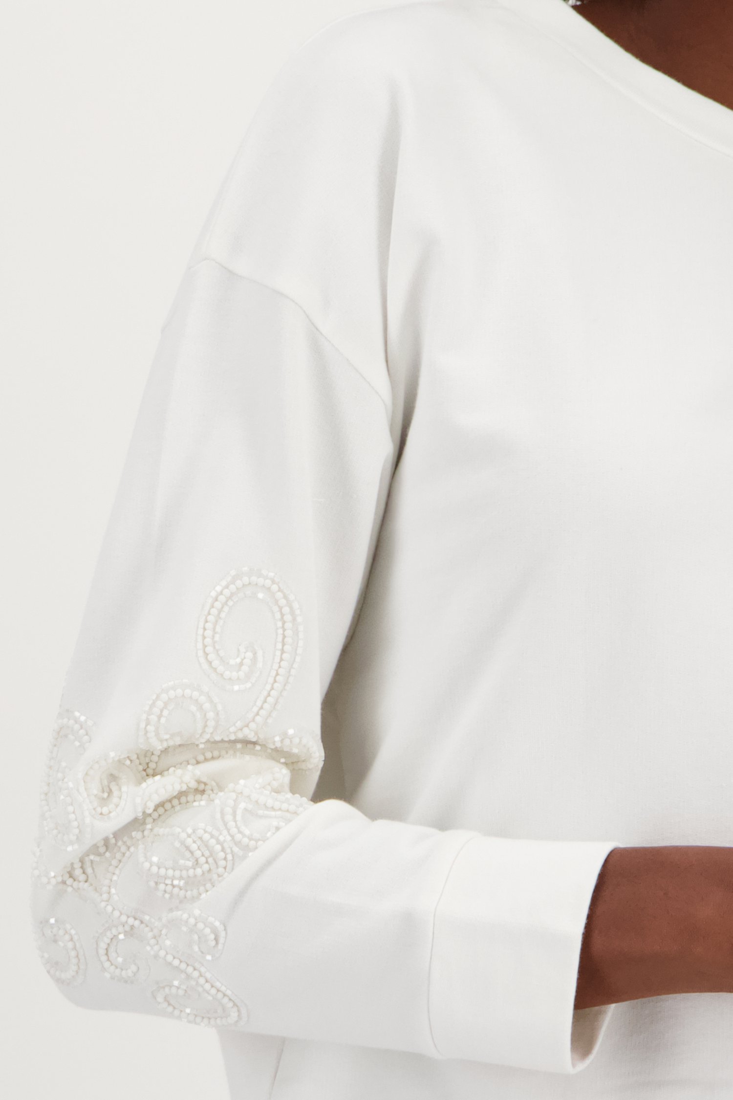 Witte trui met parel detail van Louise voor Dames