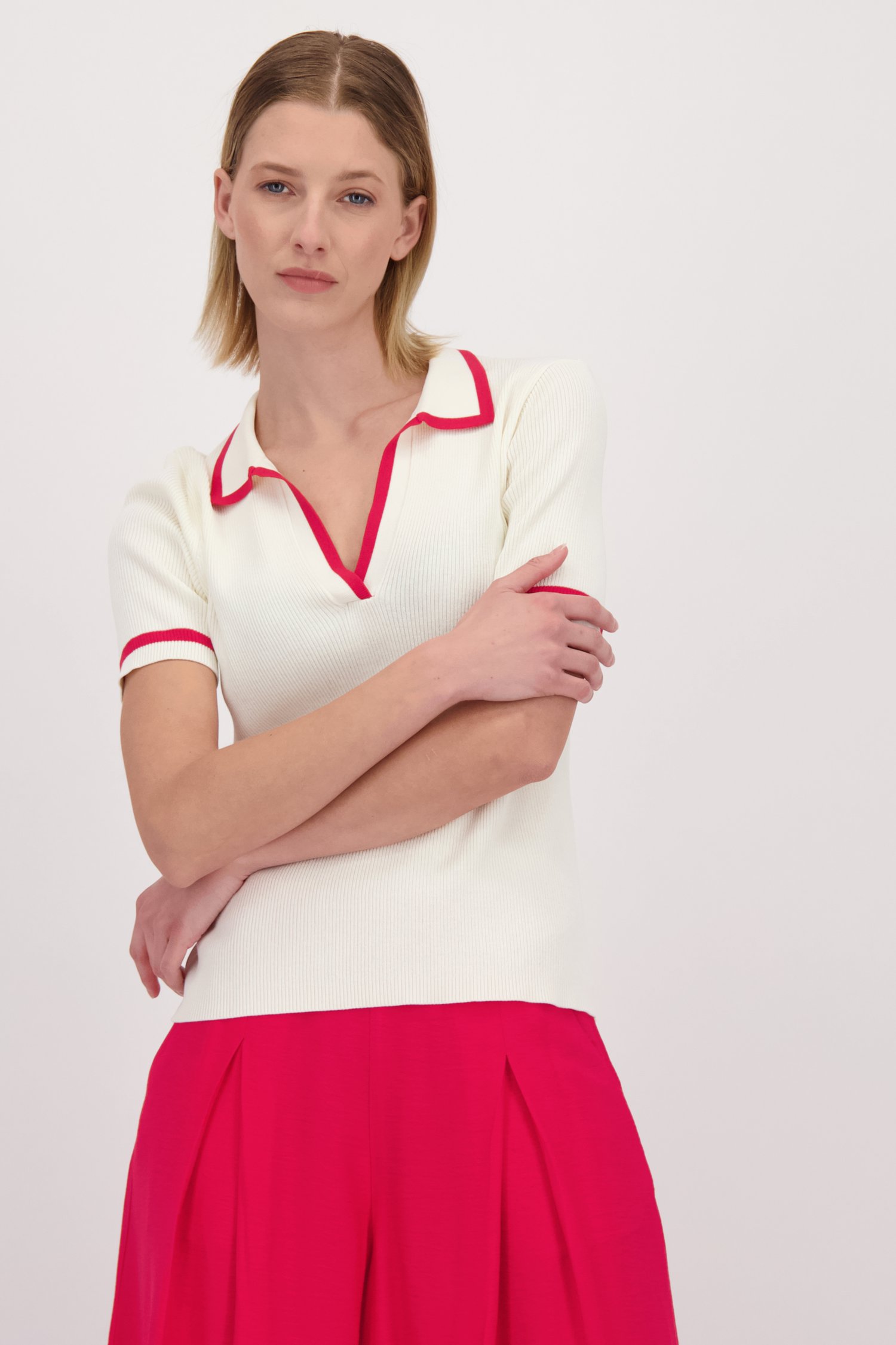 Voorkant van Witte trui met polokraag en rood accent door D'Auvry voor Dames