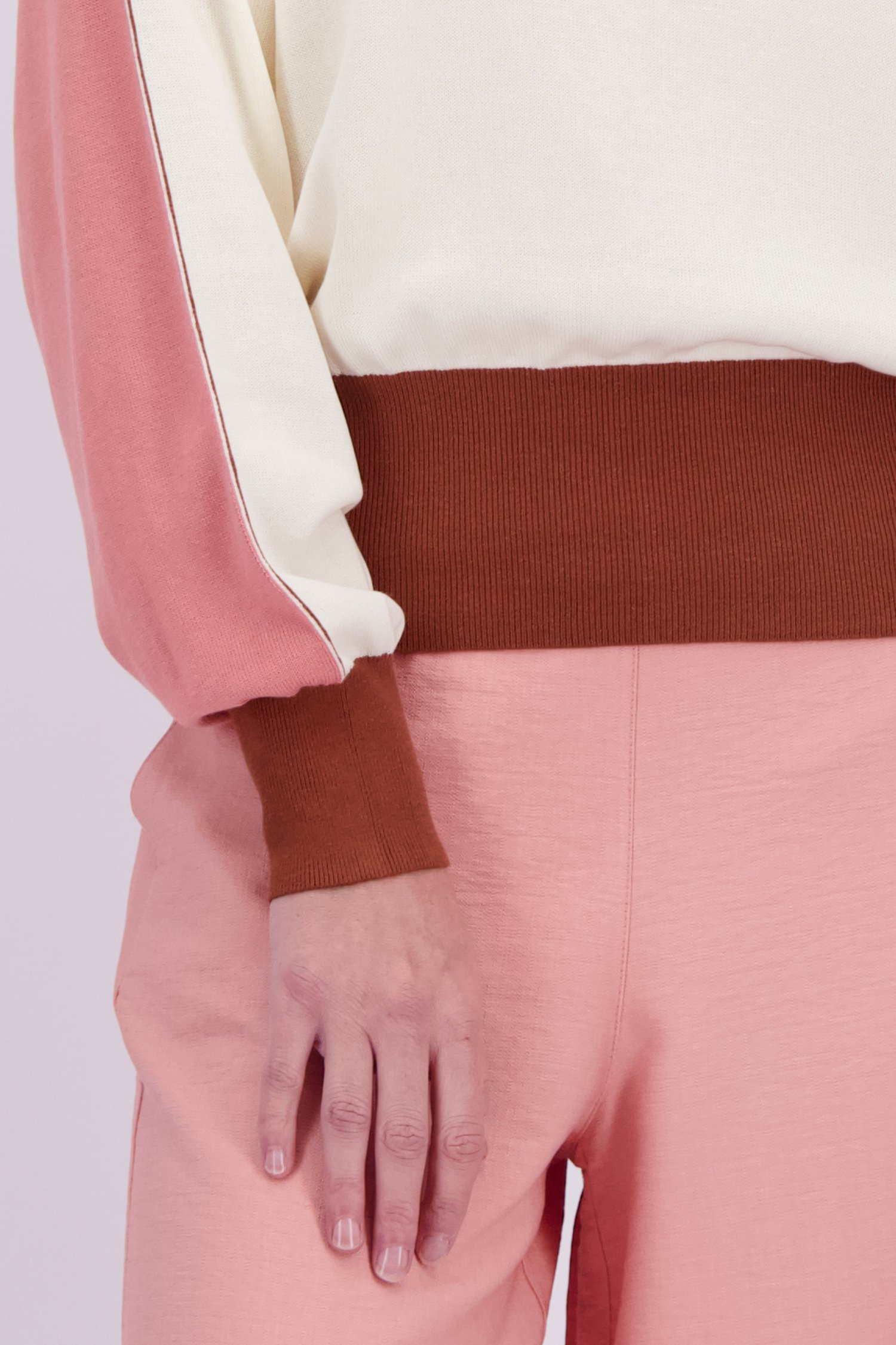 Detail van Witte trui met roze color blocks door AC by Annelien Coorevits voor Dames