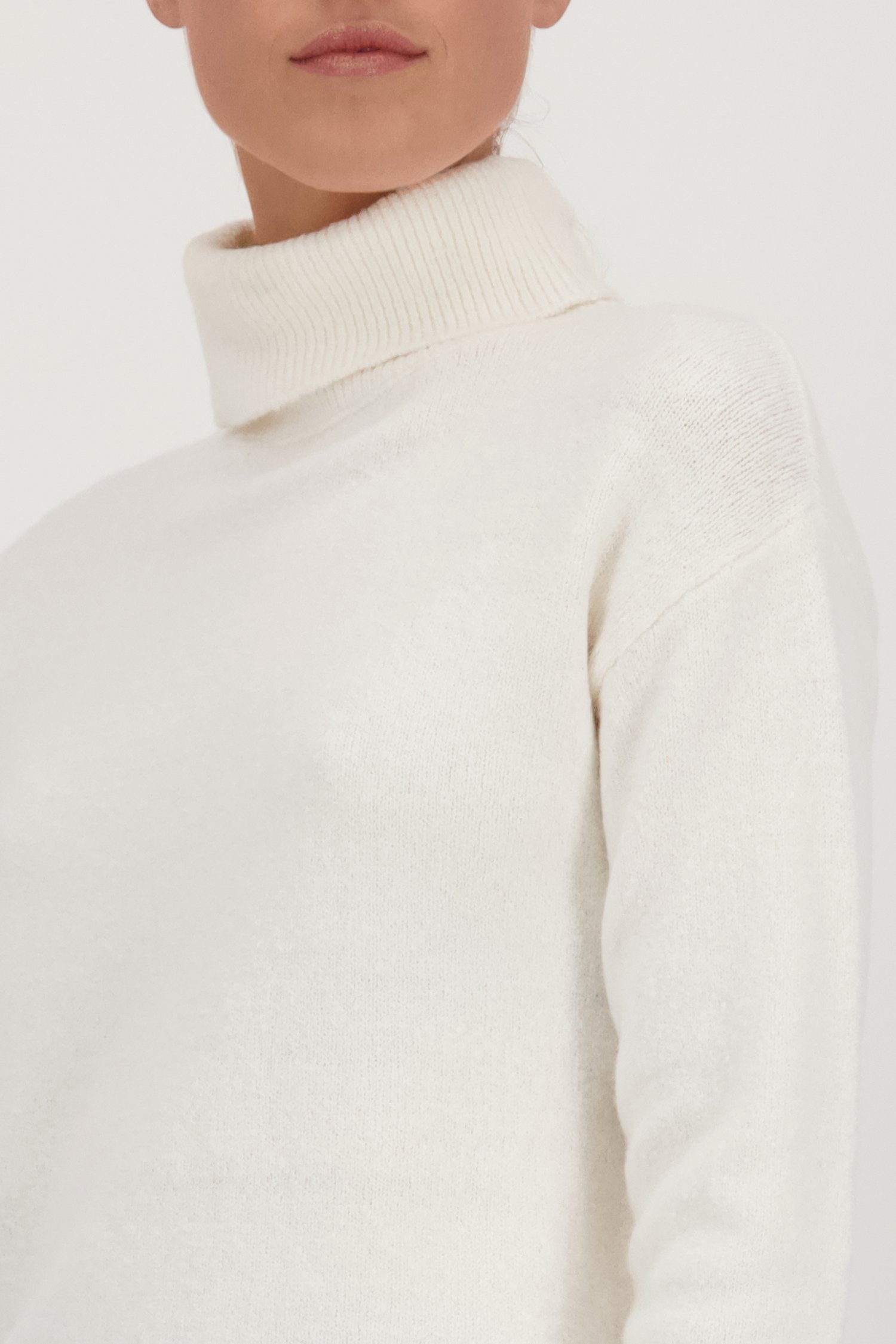Detail van Zachte ecru trui met rolkraag - Louise x Tine door Louise voor Dames