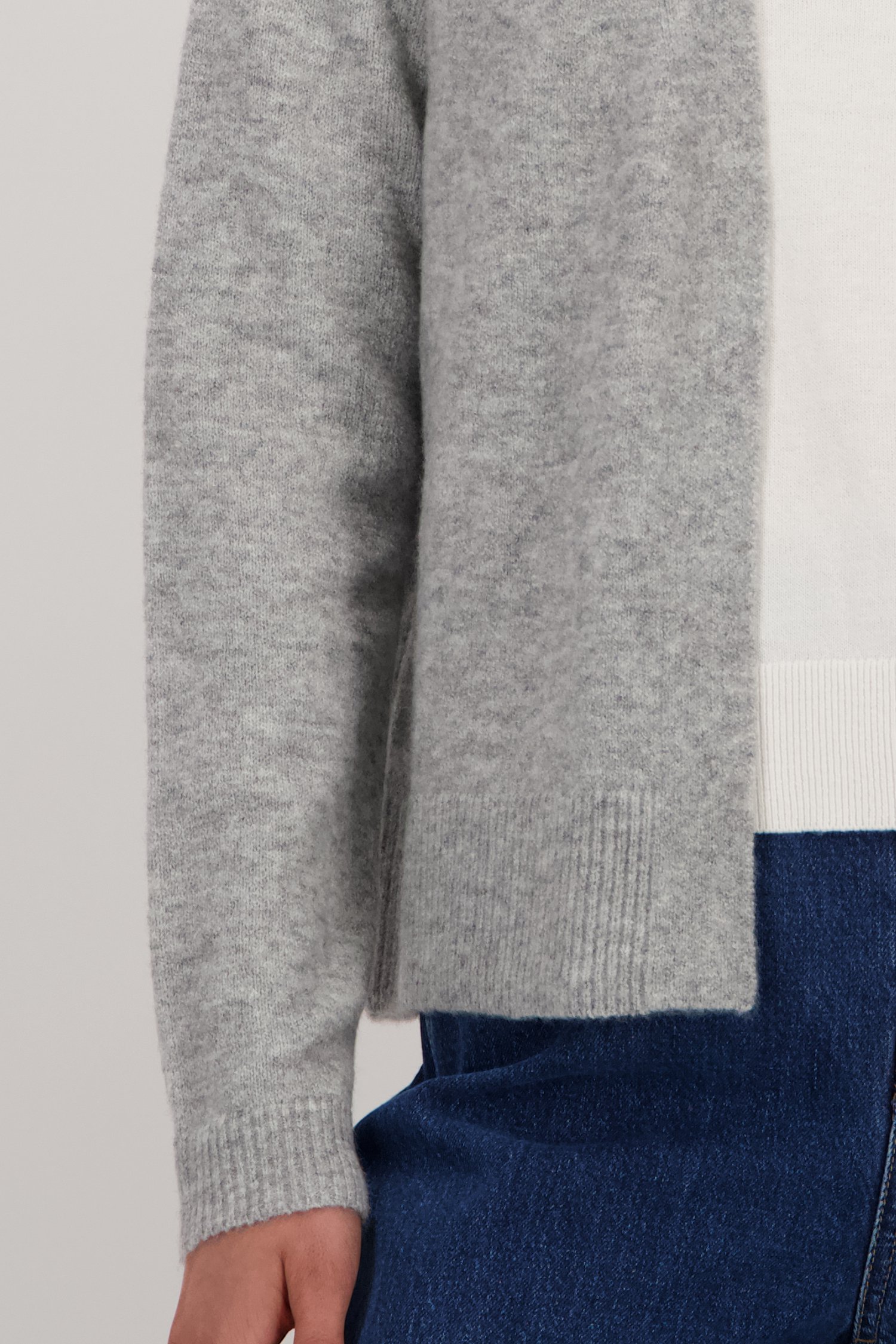 Detail van Zachte lichtgrijze cardigan zonder knopen door Liberty Island voor Dames