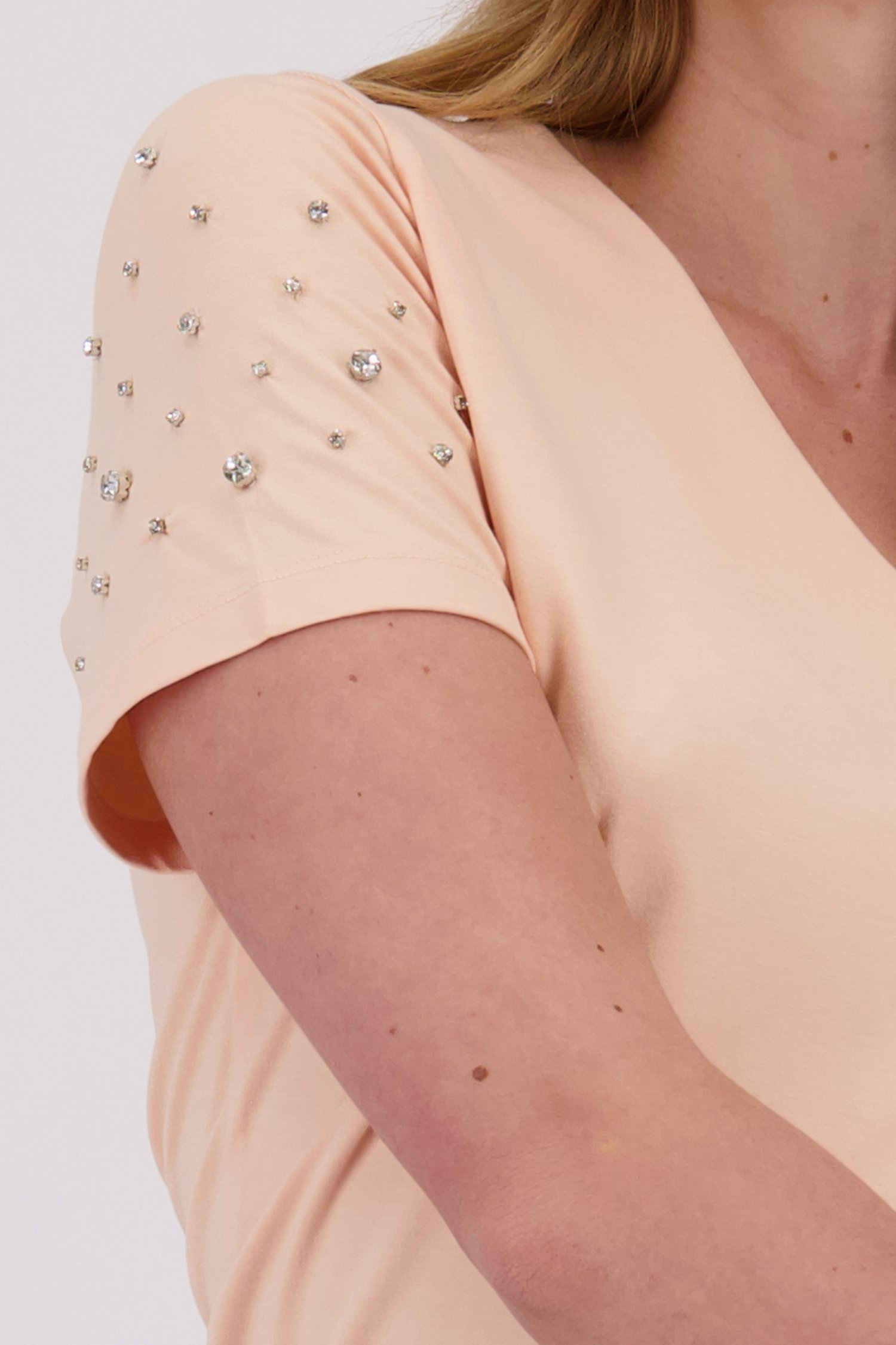 Zalmroze T-shirt met V-hals en strass van D'Auvry voor Dames
