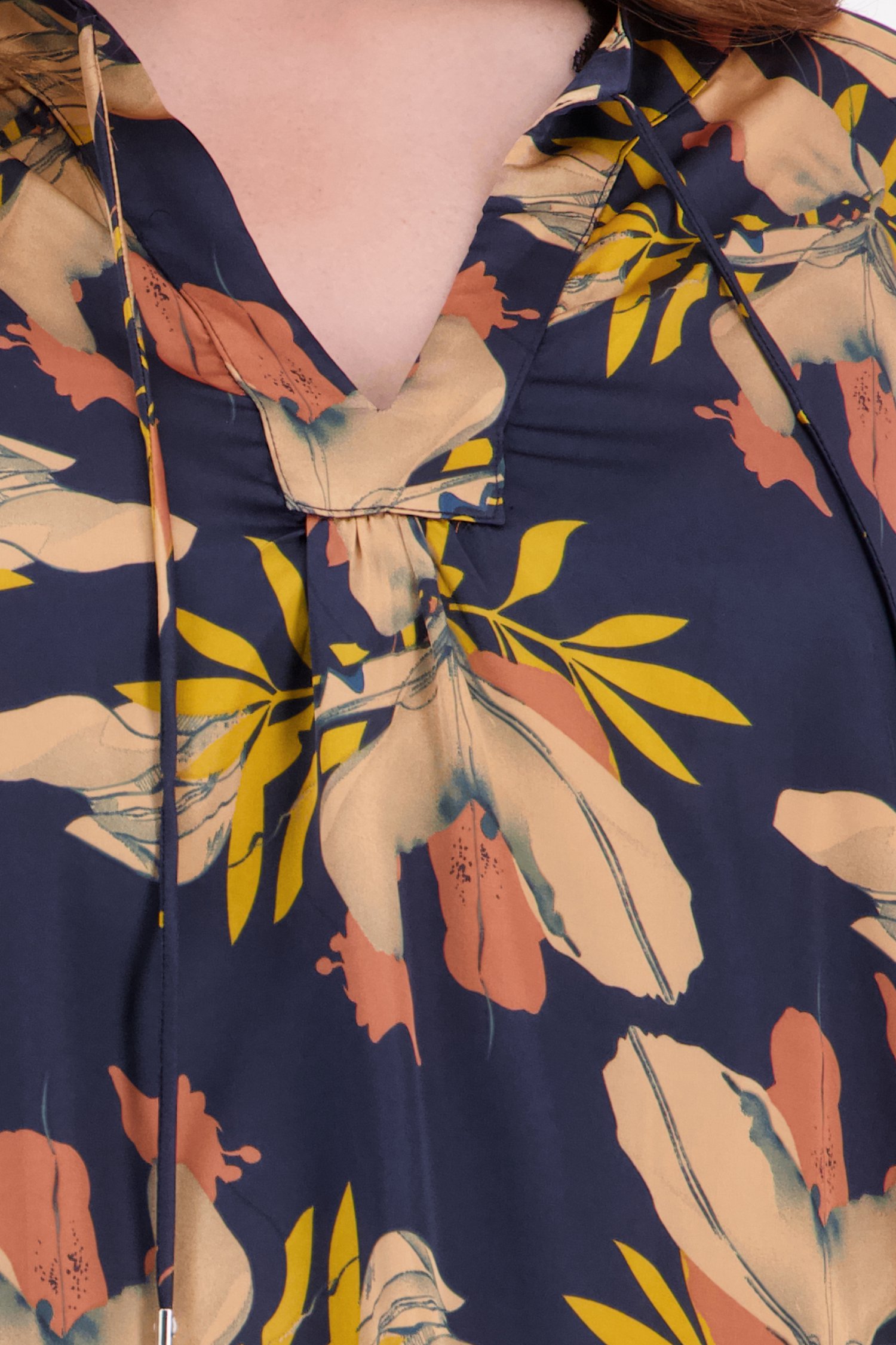 Zijdezachte donkerblauwe blouse met bloemenprint van Only Carmakoma voor Dames