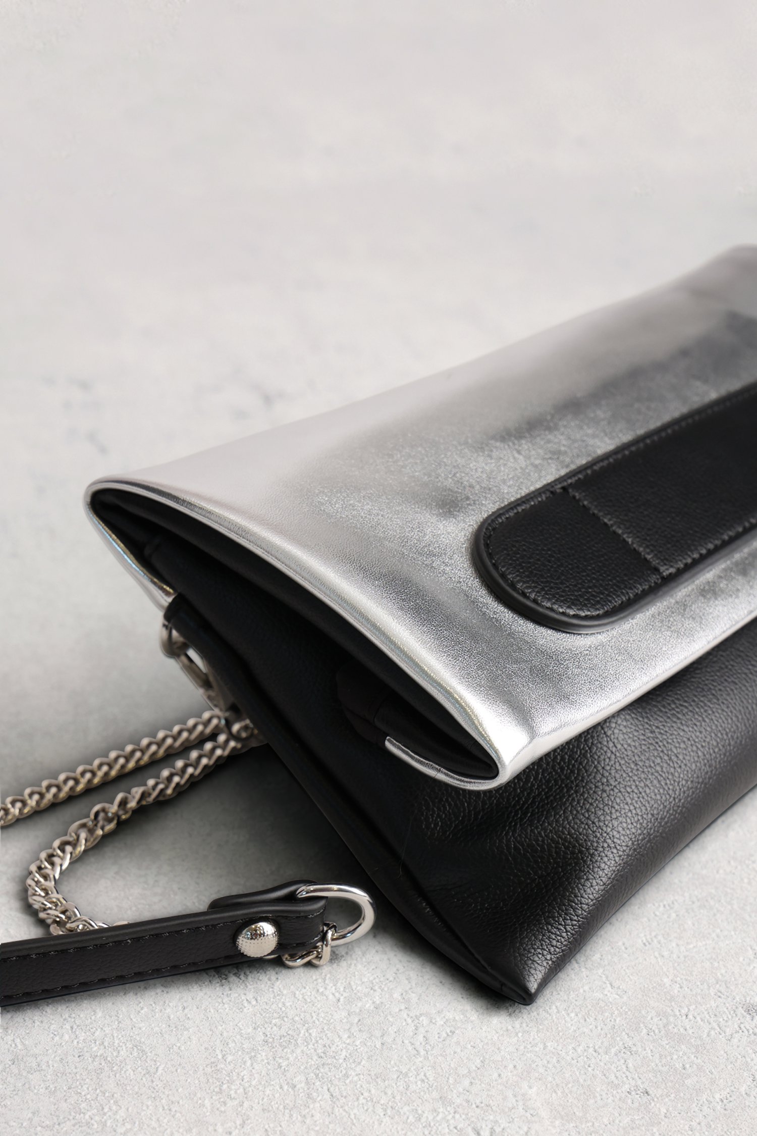 Productfoto 1 van Zilveren clutch met afneembare schouderriem door Liberty Island voor Dames