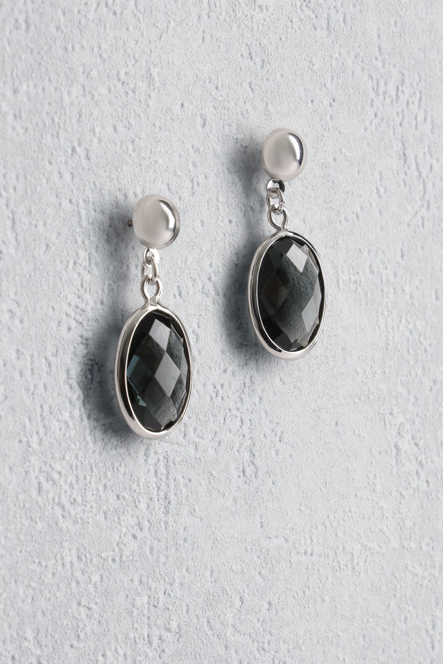 Productfoto 1 van Zilveren oorbellen met zwarte ovale hanger door Liberty Island voor Dames