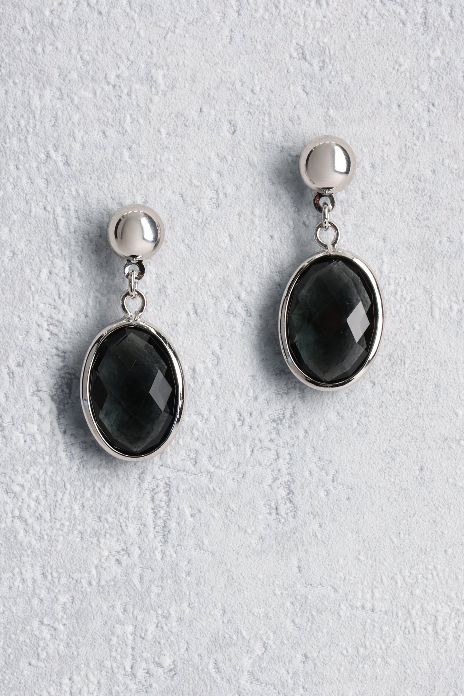 Voorkant van Zilveren oorbellen met zwarte ovale hanger door Liberty Island voor Dames