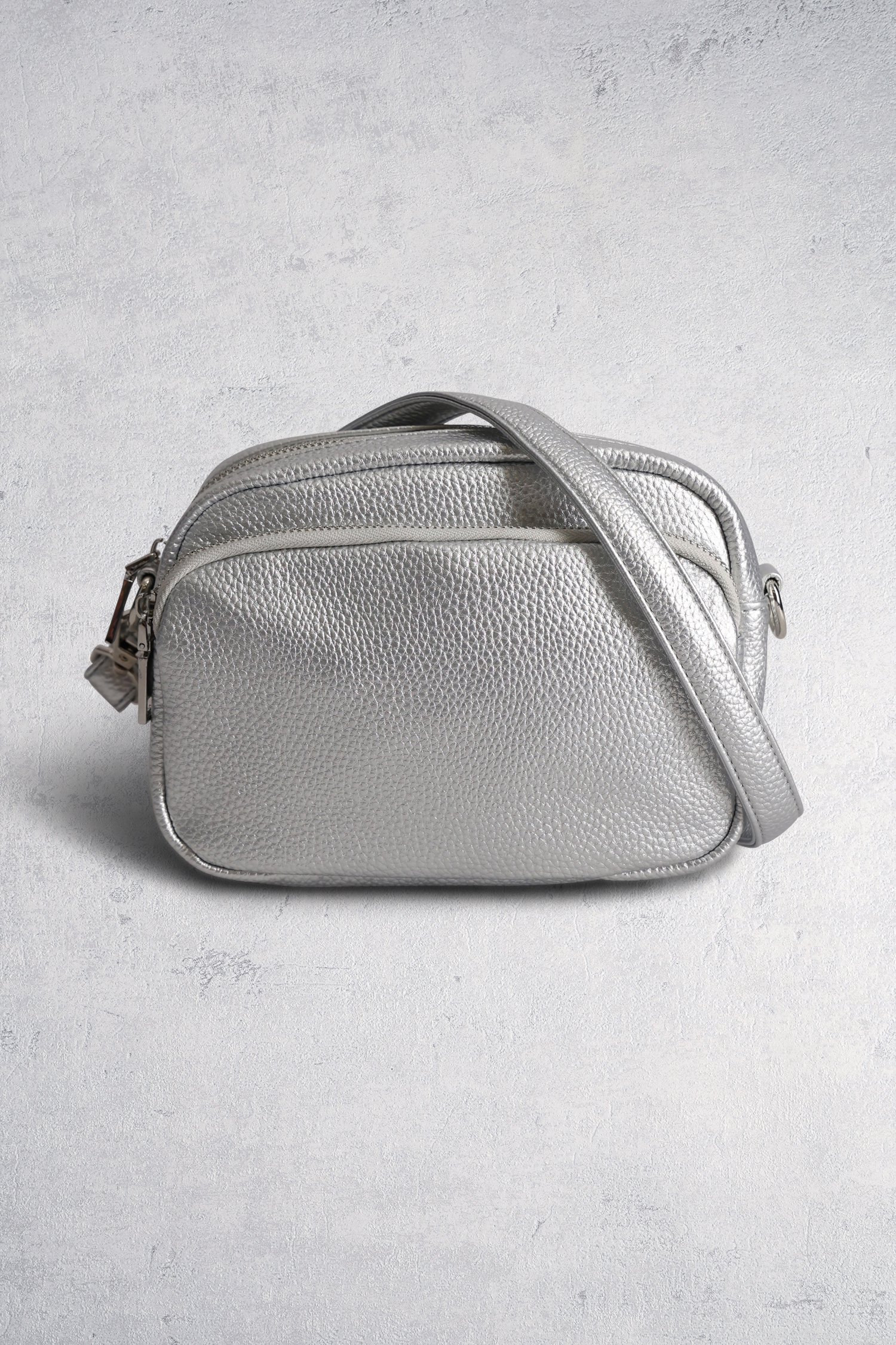 Voorkant van Zilveren schoudertas door Liberty Island voor Dames