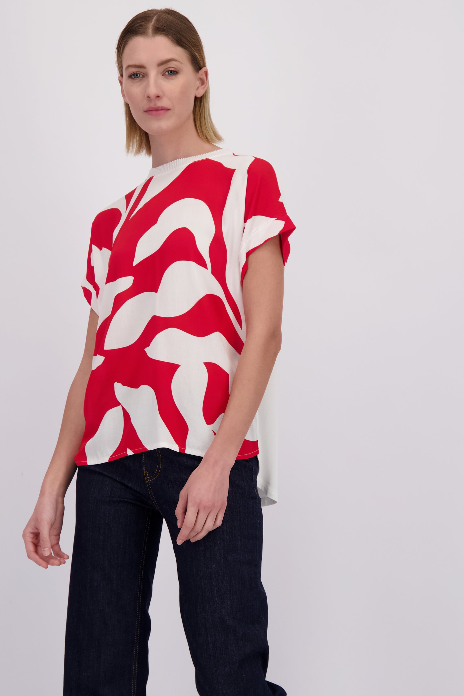 Voorkant van Zomerse blouse met rood-wit bladerenmotief door More & More voor Dames