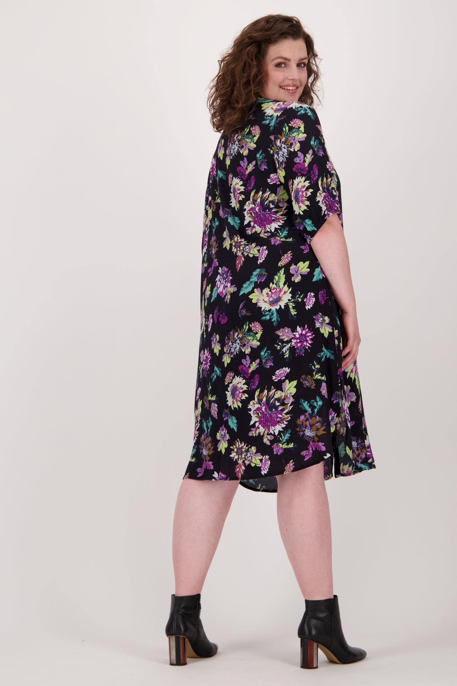 Zwart kleedje met kleurrijke bloemenprint van Only Carmakoma voor Dames