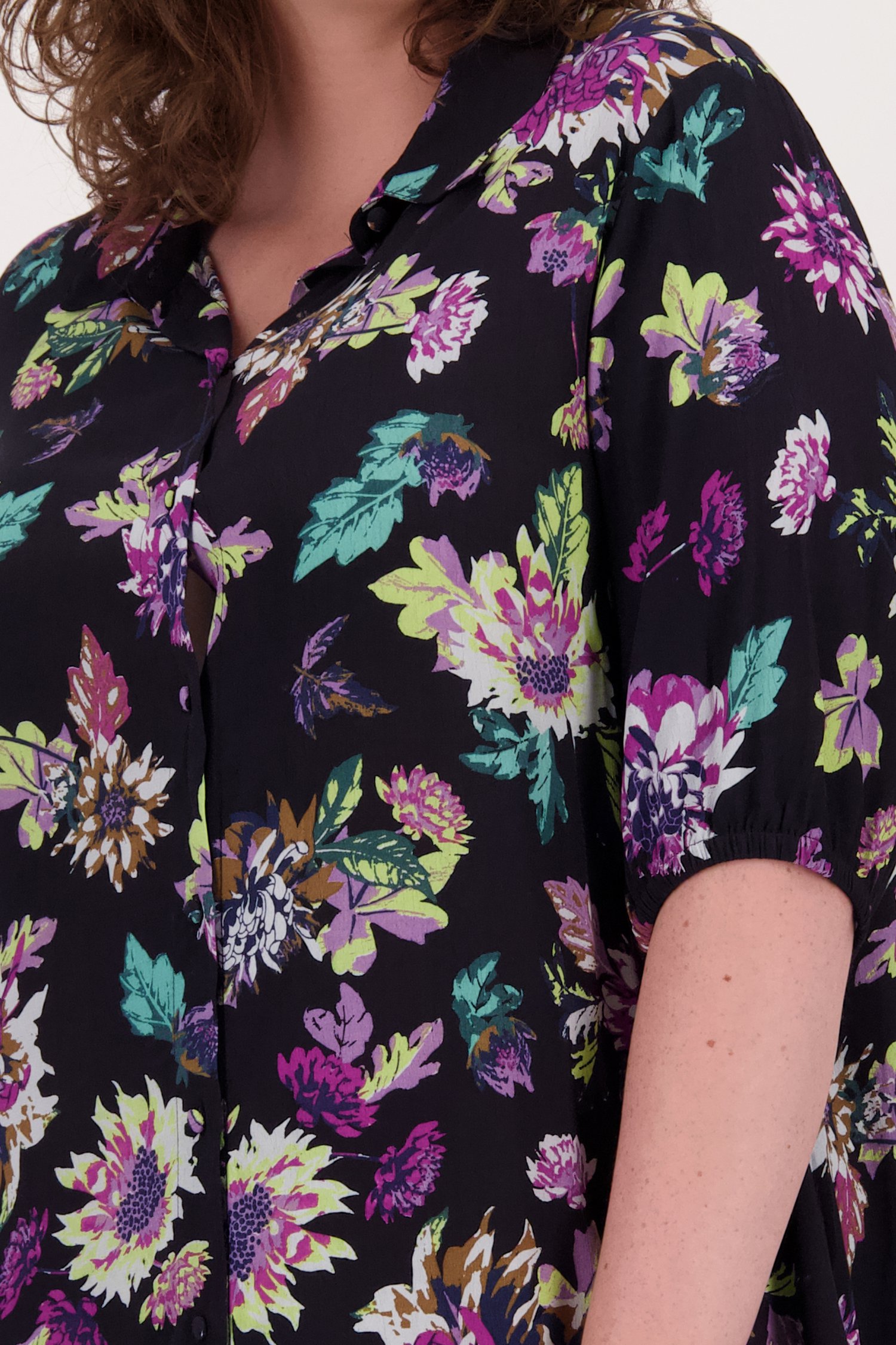 Zwart kleedje met kleurrijke bloemenprint van Only Carmakoma voor Dames