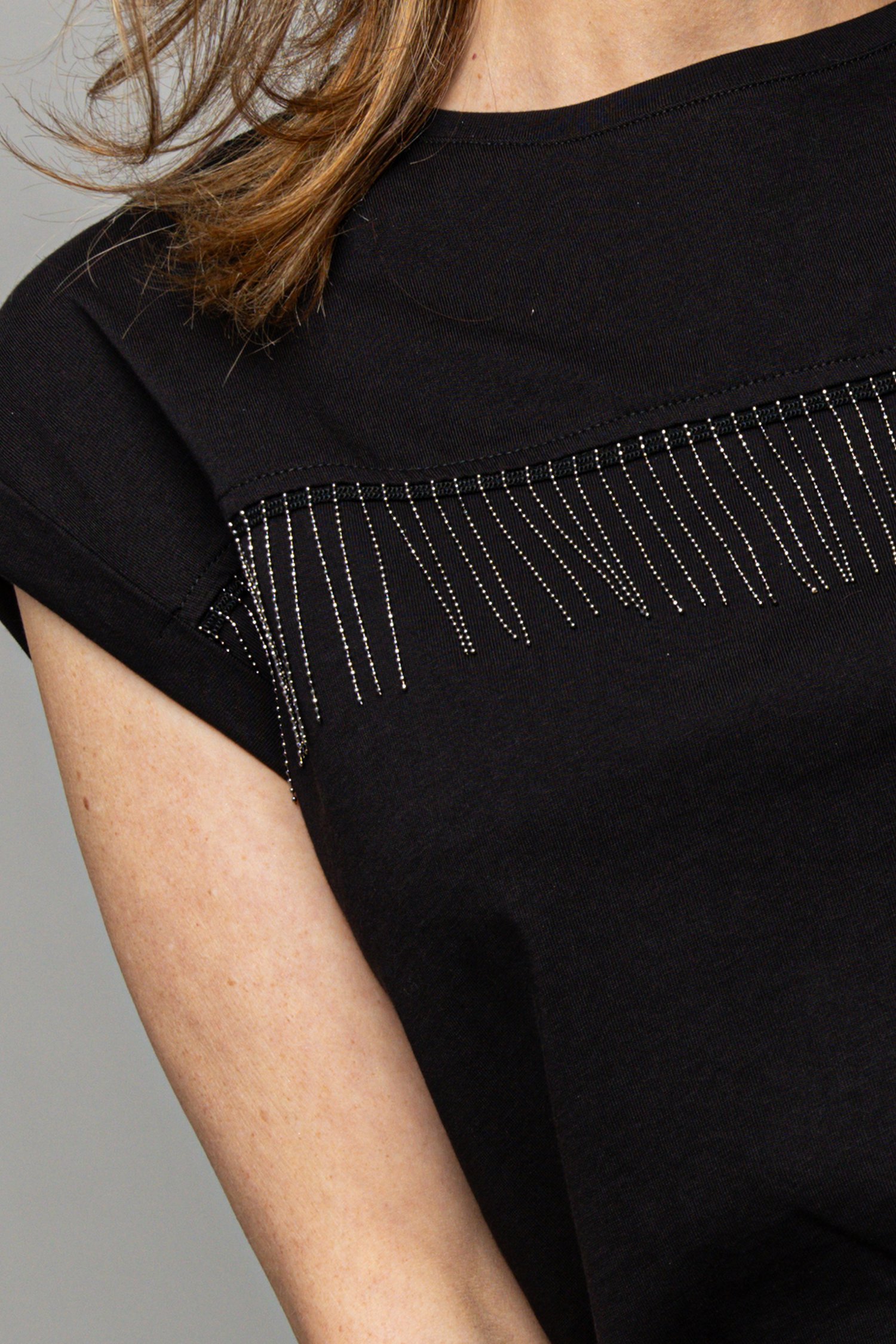 Detail van Zwart T-shirt met metalen franjes door Louise voor Dames