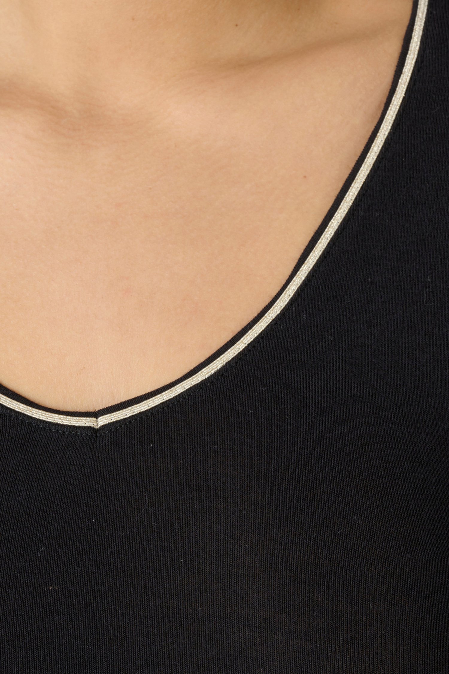 Detail van Zwart thermoshirt met lange mouwen door Liberty Island voor Dames