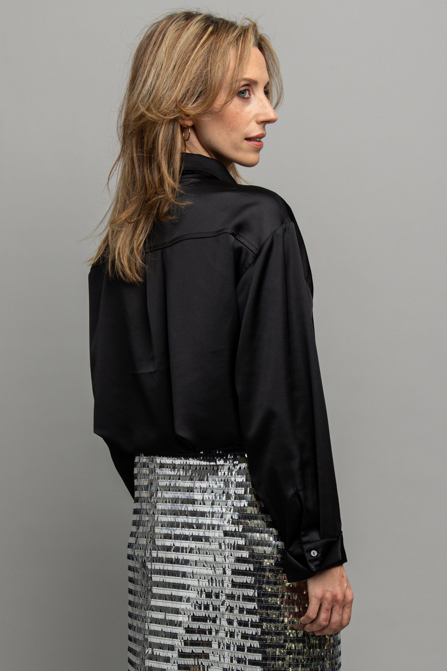 Extra foto 1 van Zwarte blouse met das door Louise voor Dames