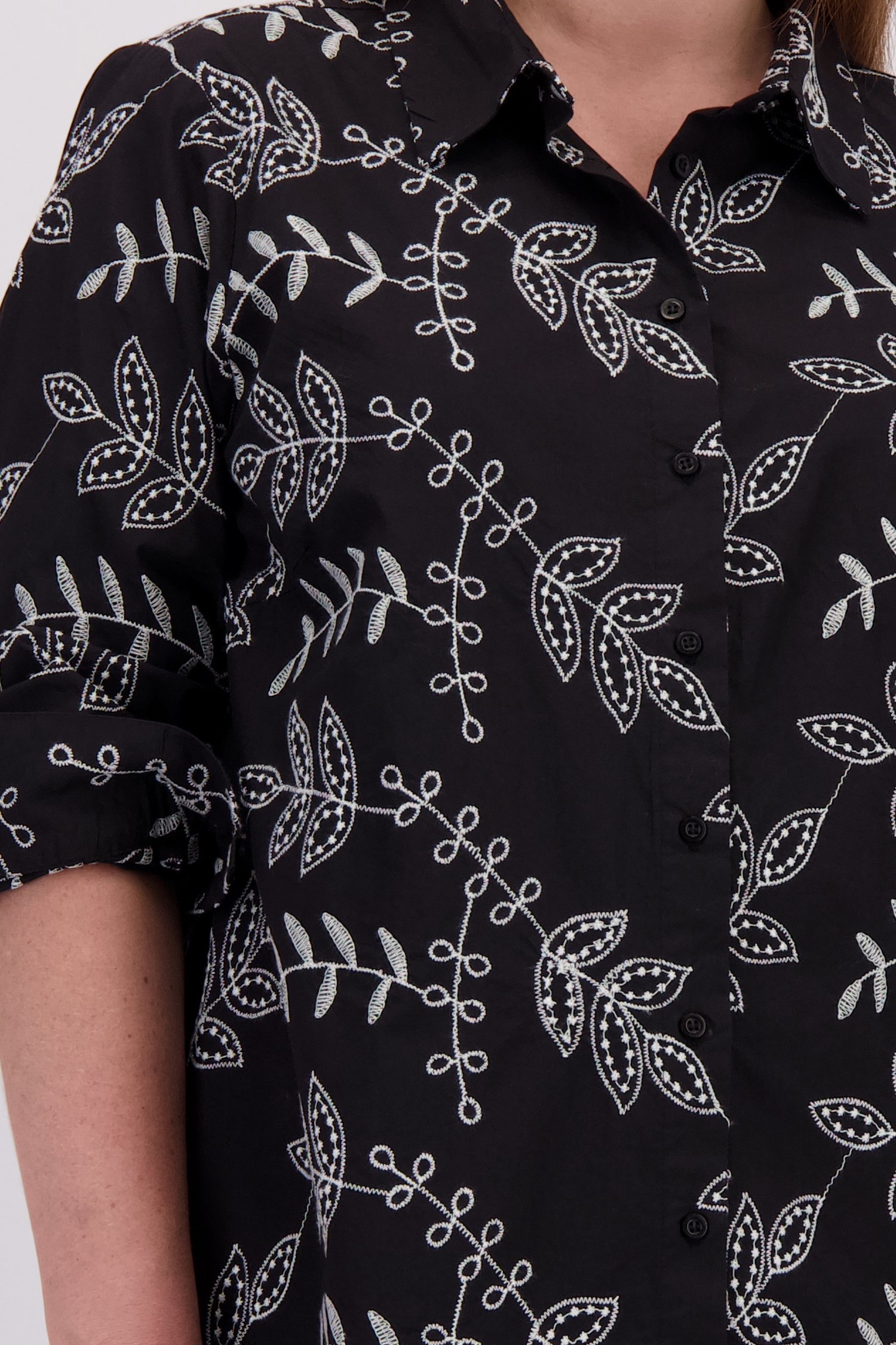 Detail van Zwarte blouse met ecru bladerprint door Kaffe Curve voor Dames