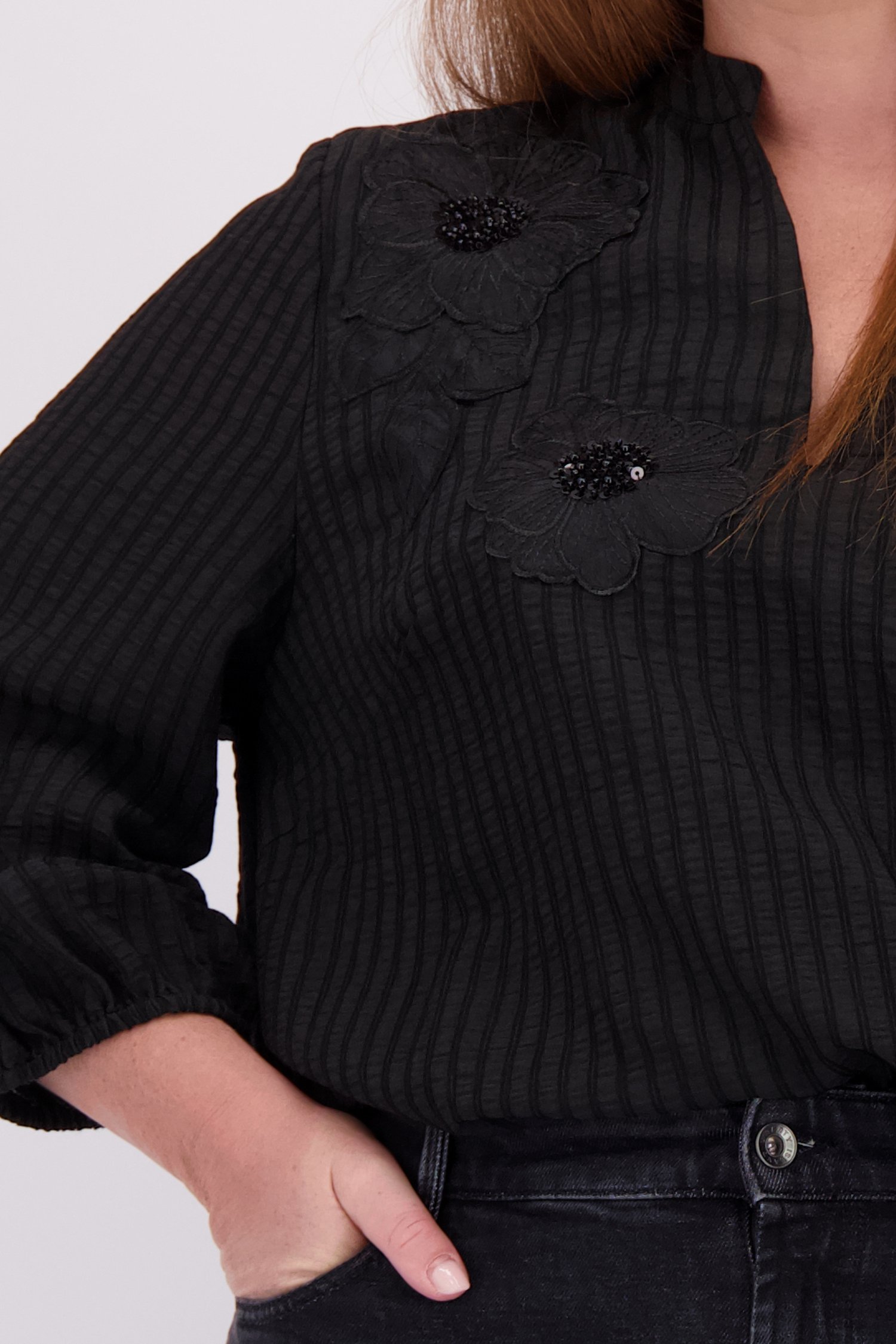 Detail van Zwarte blouse met geborduurde bloemen door ONLY Carmakoma voor Dames