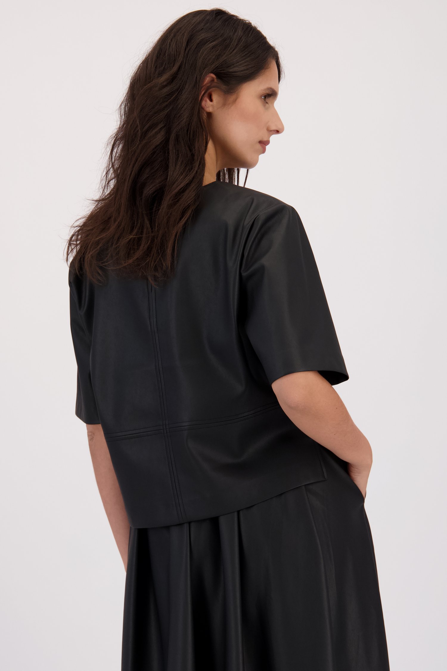 Achterkant van Zwarte blouse met leather look door Louise voor Dames