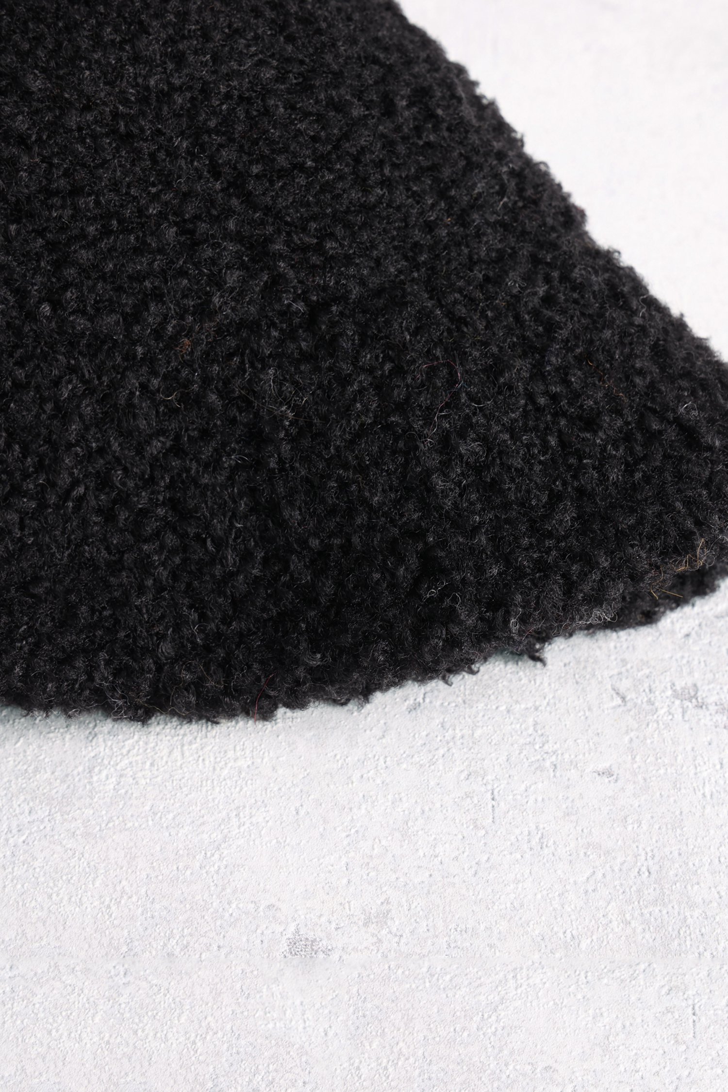 Productfoto 1 van Zwarte bucket hat in teddy door Modeno voor Dames