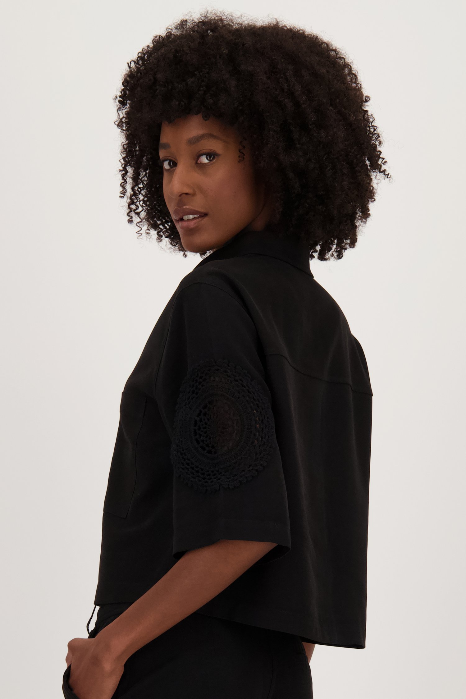 Zwarte cropped blouse met gehaakt detail van Louise voor Dames