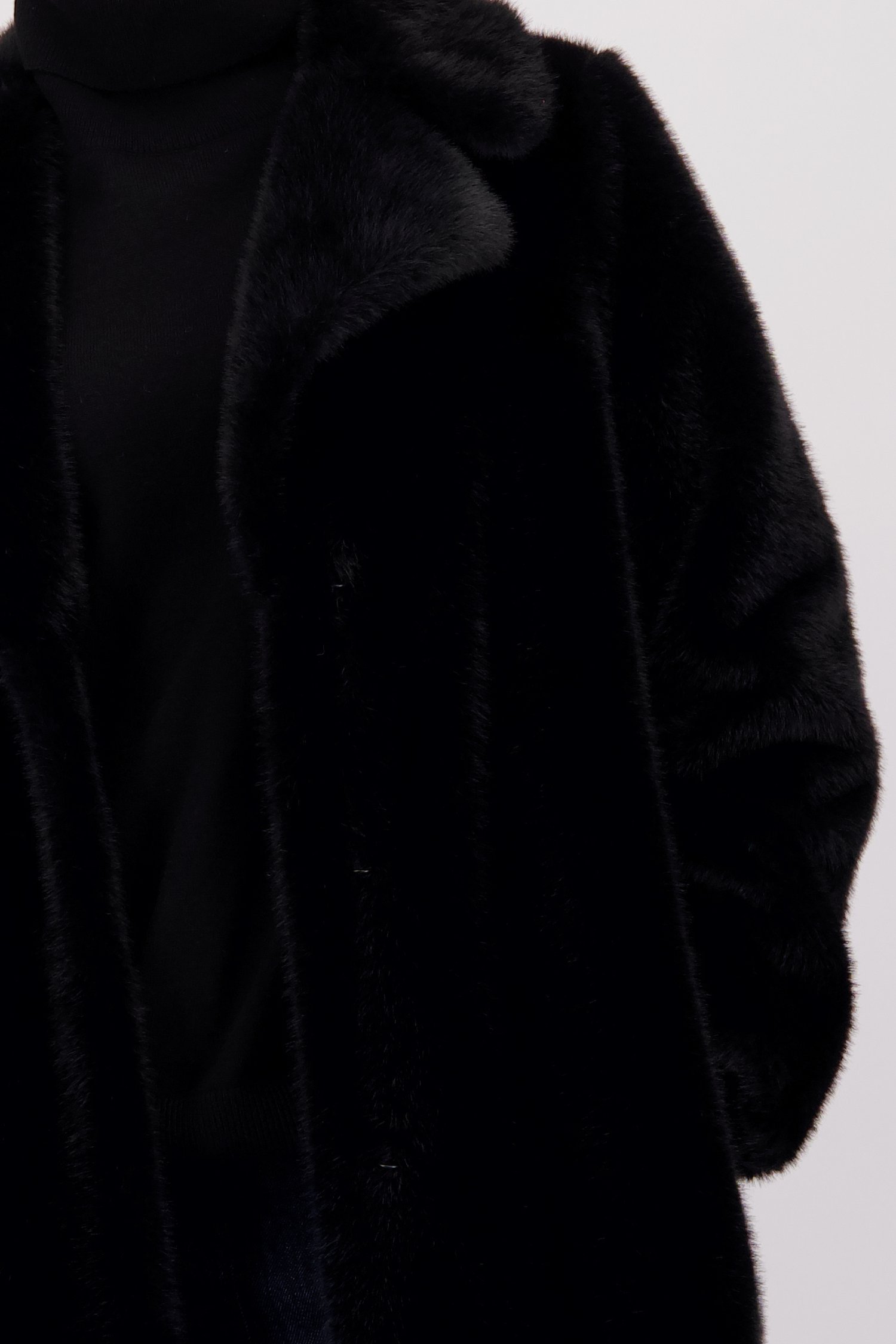 Detail van Zwarte faux fur jas door D'Auvry voor Dames