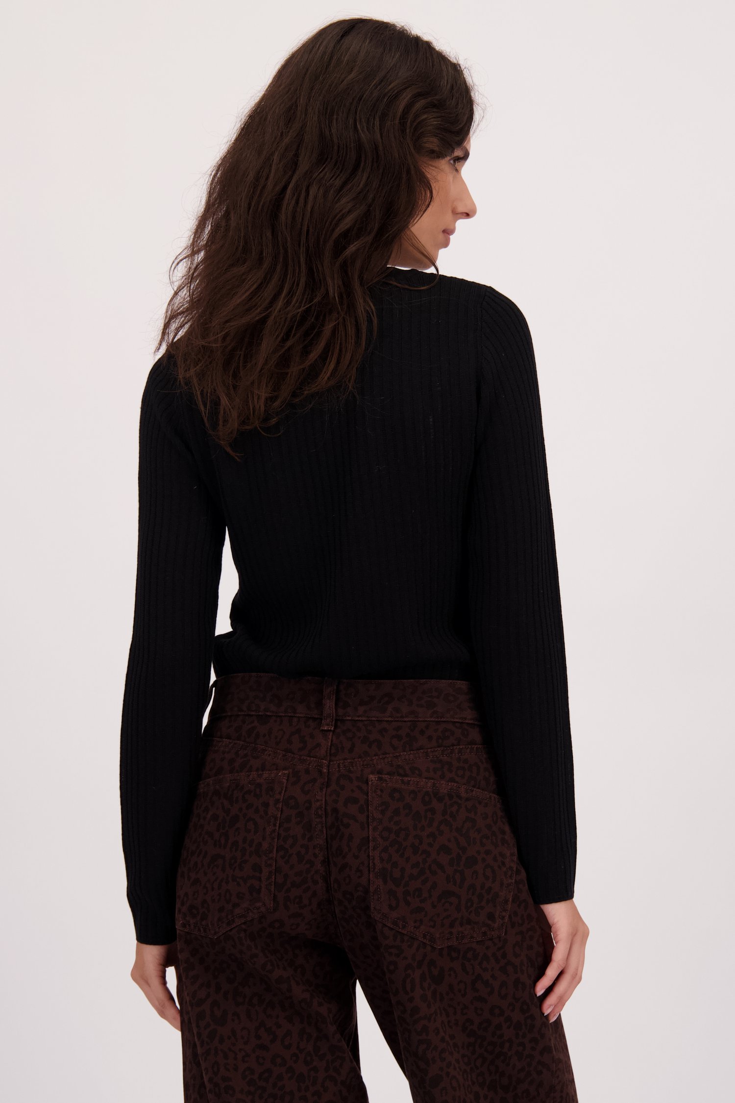 Achterkant van Zwarte geribde trui door Louise voor Dames