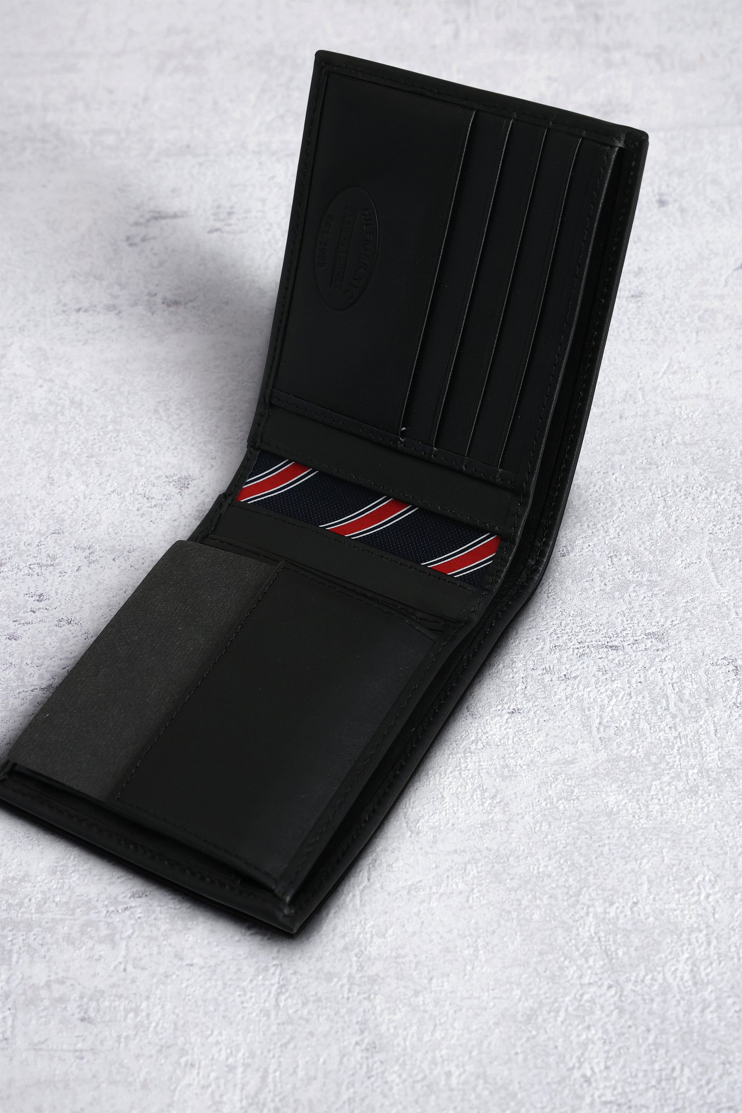 Achterkant van Zwarte lederen portemonnee  door Tommy Hilfiger voor Heren