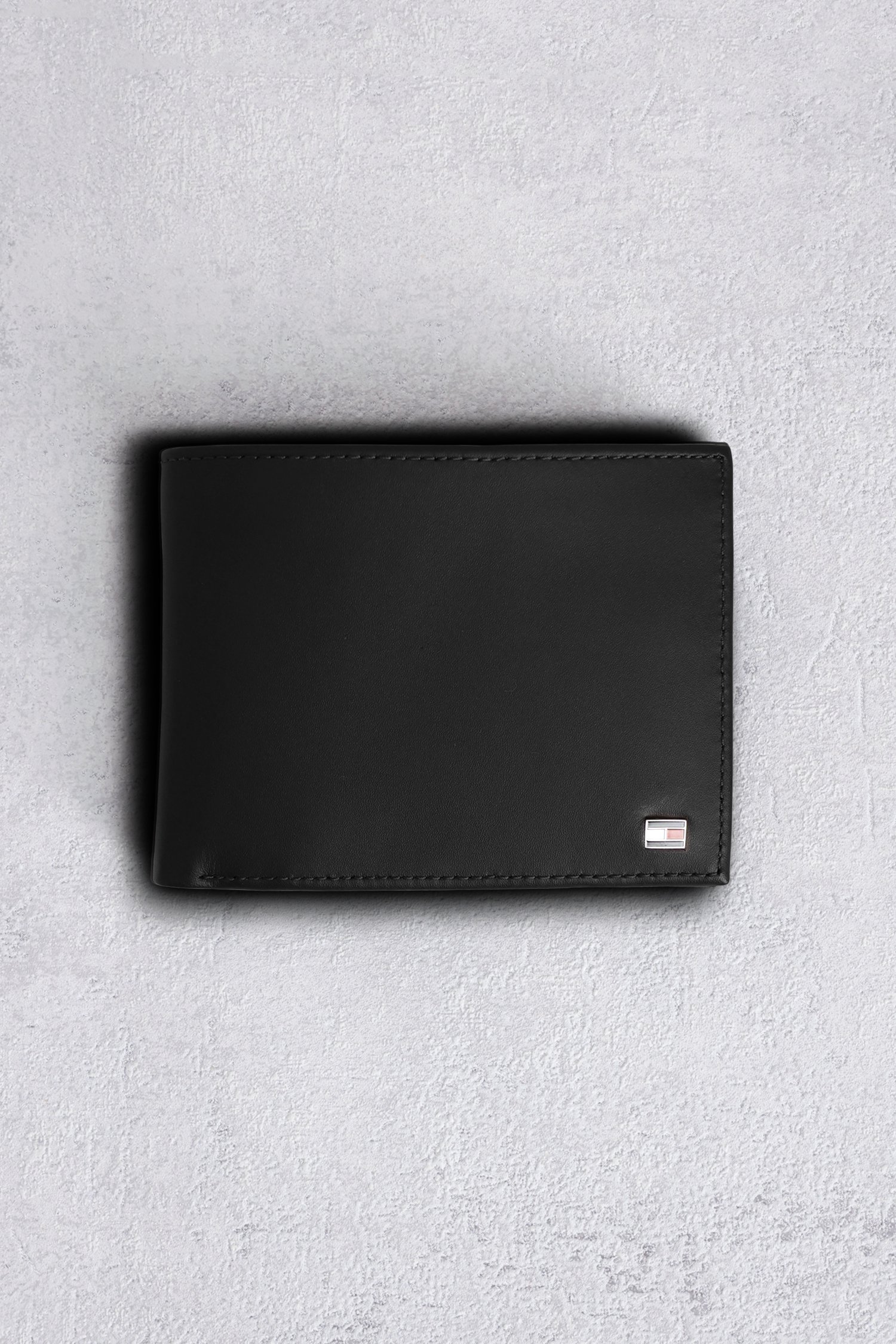 Voorkant van Zwarte lederen portemonnee  door Tommy Hilfiger voor Heren