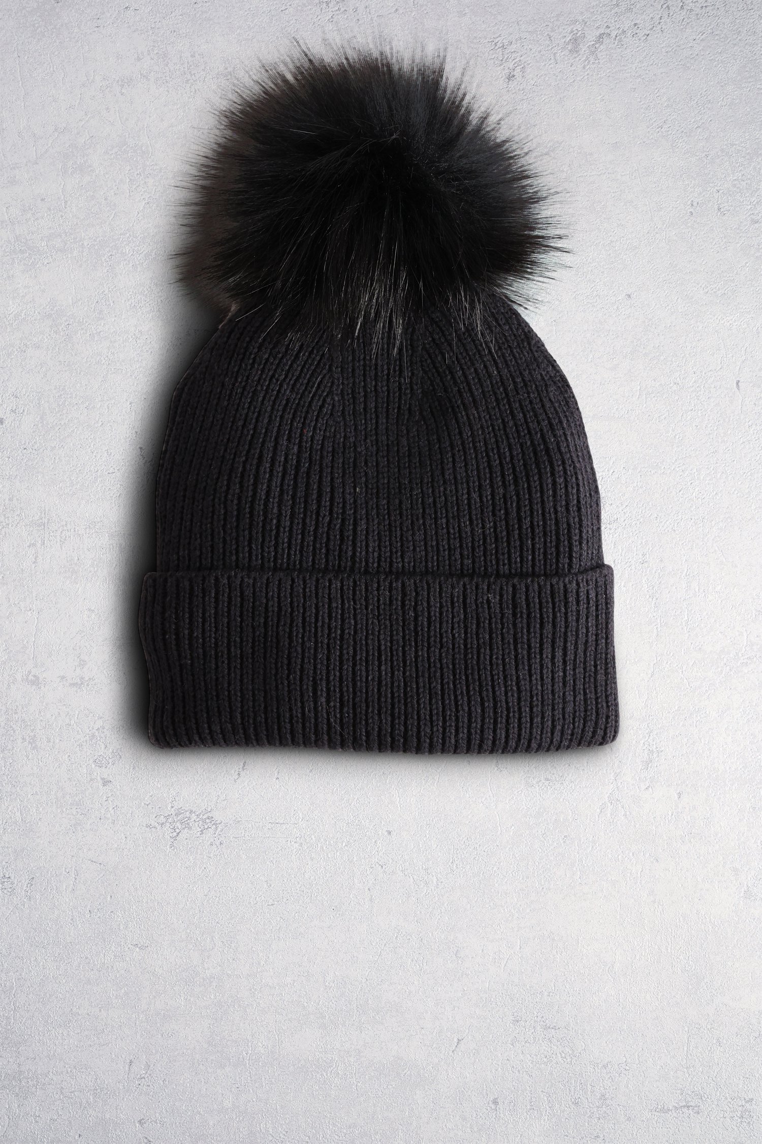 Voorkant van Zwarte muts met pompon door Liberty Island voor Dames