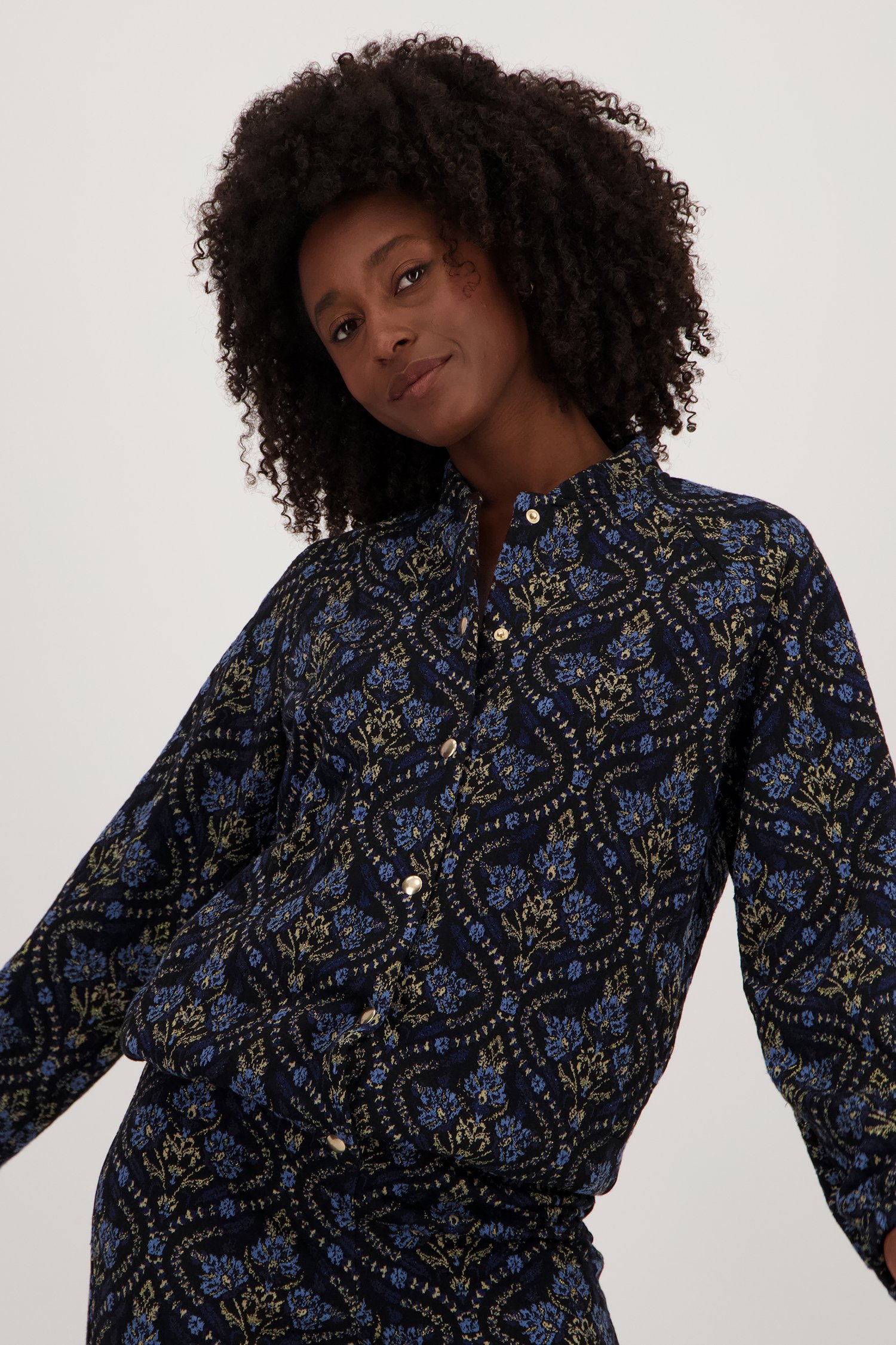 Voorkant van Zwarte vest met blauw motief door Geisha voor Dames