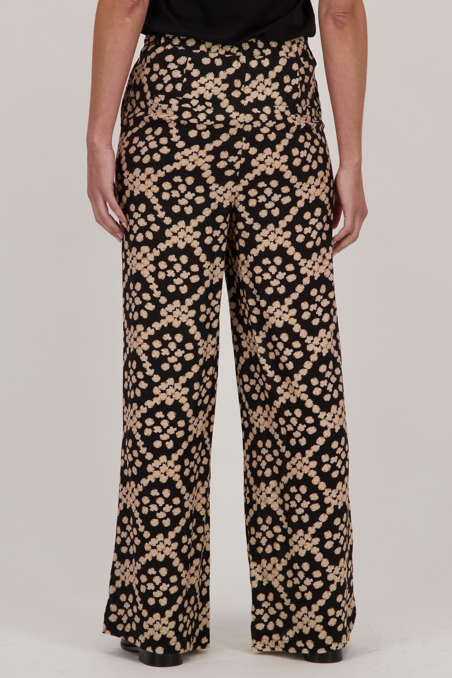 Achterkant van Zwarte wijde broek met print door More & More voor Dames