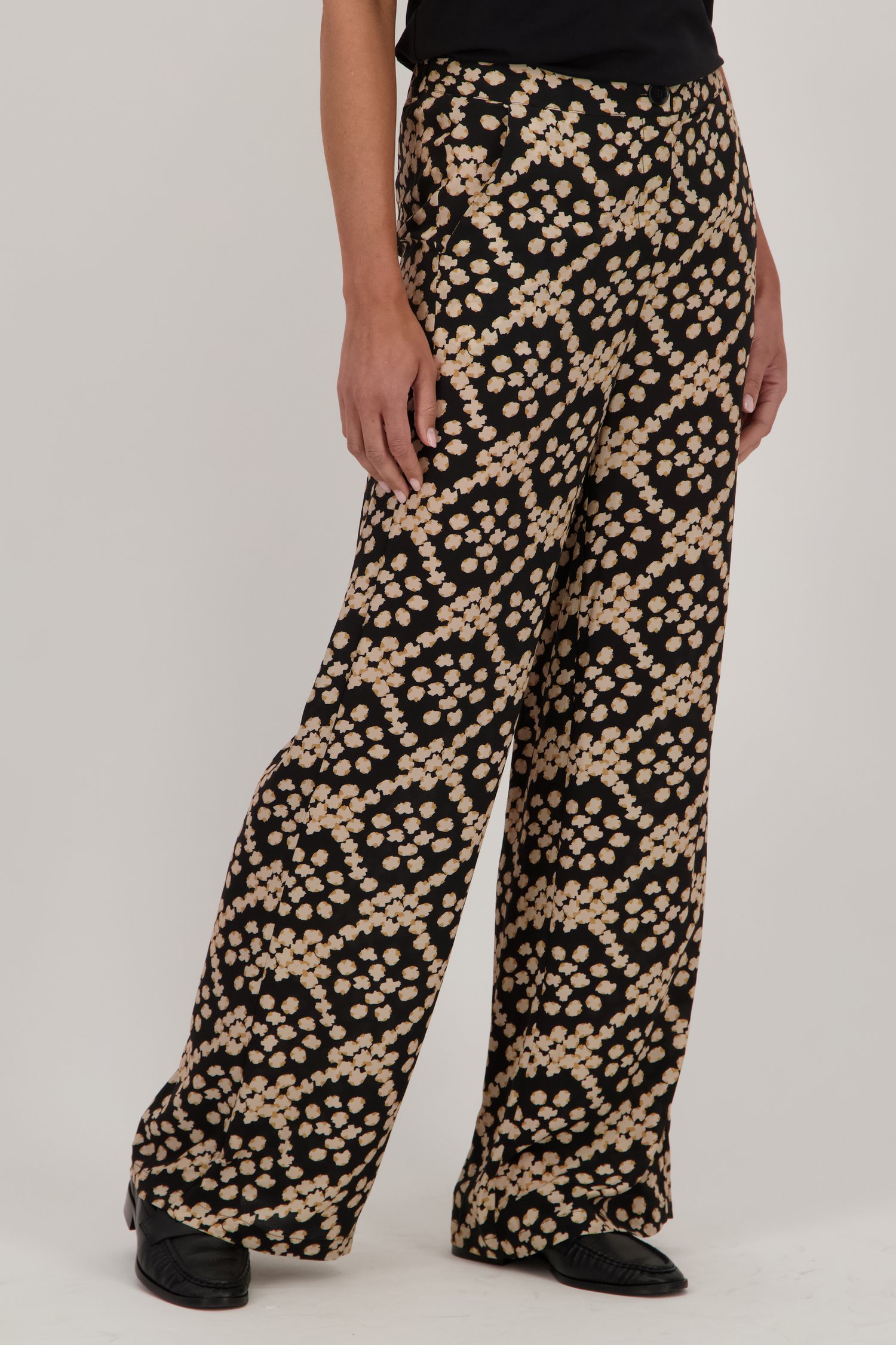 Voorkant van Zwarte wijde broek met print door More & More voor Dames
