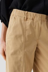 Detail van Beige broek met elastische tailleband - 7/8 lengte door Opus voor Dames