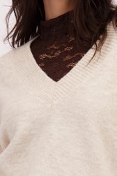 Detail van Beige gebreide trui met V-hals door Louise voor Dames