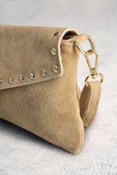 Productfoto 1 van Beige suède schoudertas met goudkleurige studs door Louise voor Dames