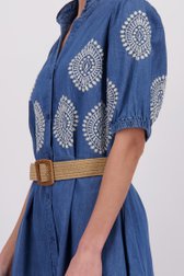 Detail van Blauw midi kleedje met geborduurd motief door More & More voor Dames