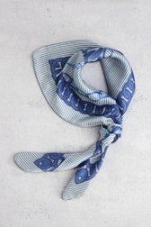 Voorkant van Blauw vierkant sjaaltje door Claude Arielle voor Dames
