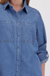 Detail van Blauwe jeansblouse met wit gestreept motief door ONLY Carmakoma voor Dames
