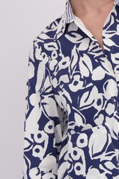 Detail van Blauwe katoenen blouse met bloemenprint door More & More voor Dames