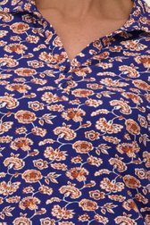 Blauwe polo met oranje bloemen van Claude Arielle voor Dames