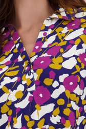 Blauwe polo met paars-gele bloemenprint van Claude Arielle voor Dames